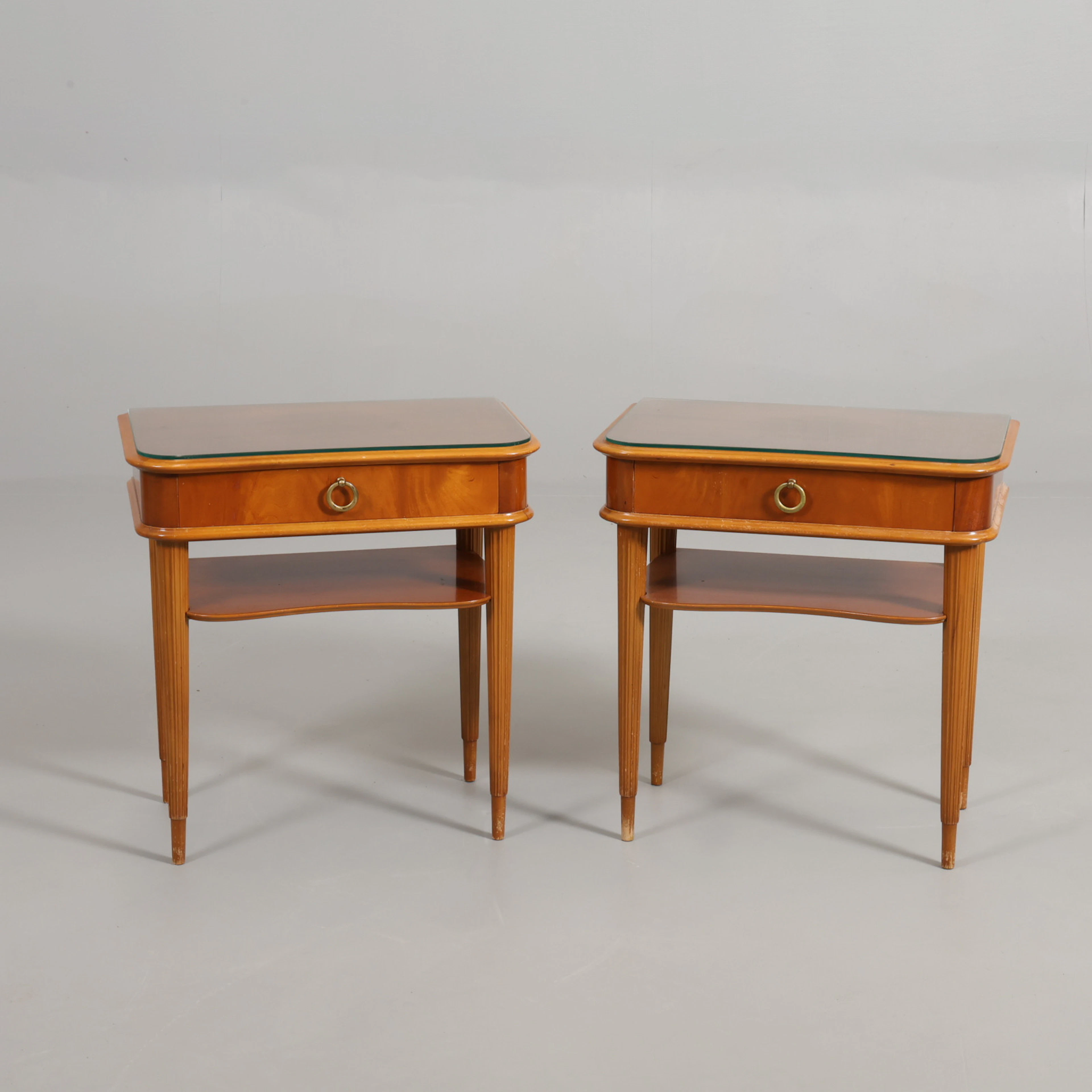 SÄNGBORD 1 par 1900-talets mitt.