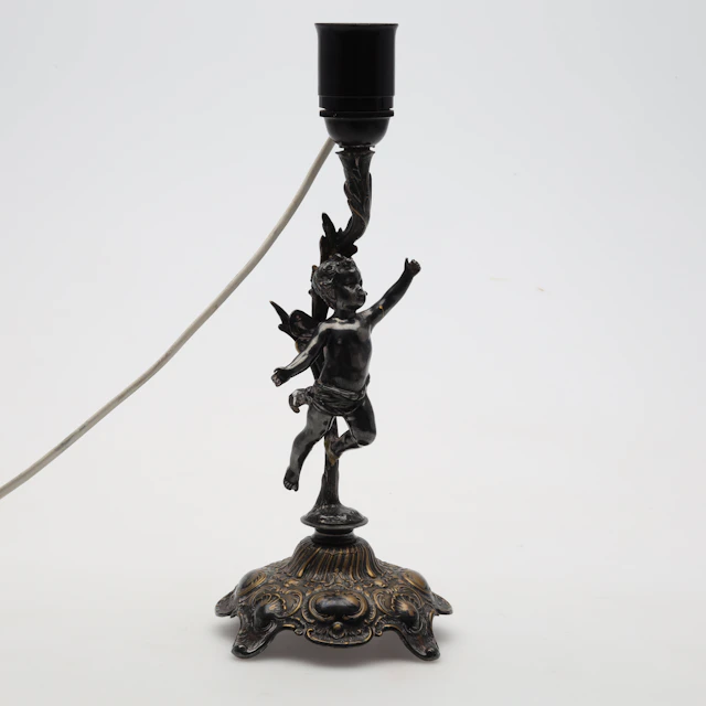 BORDSLAMPA metall. Med ängel. 1900-talets första hälft.