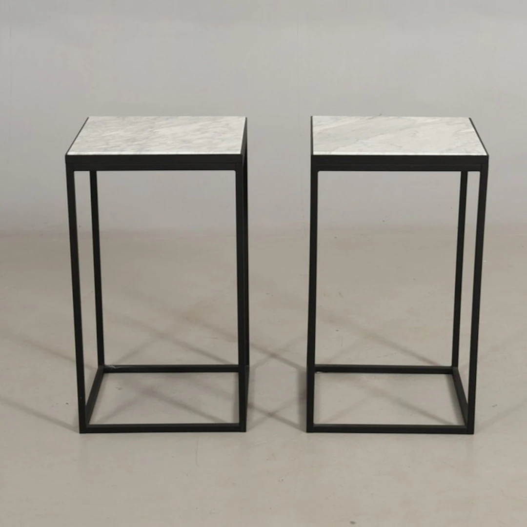 SIDOBORD 1 par metall med marmorskiva.