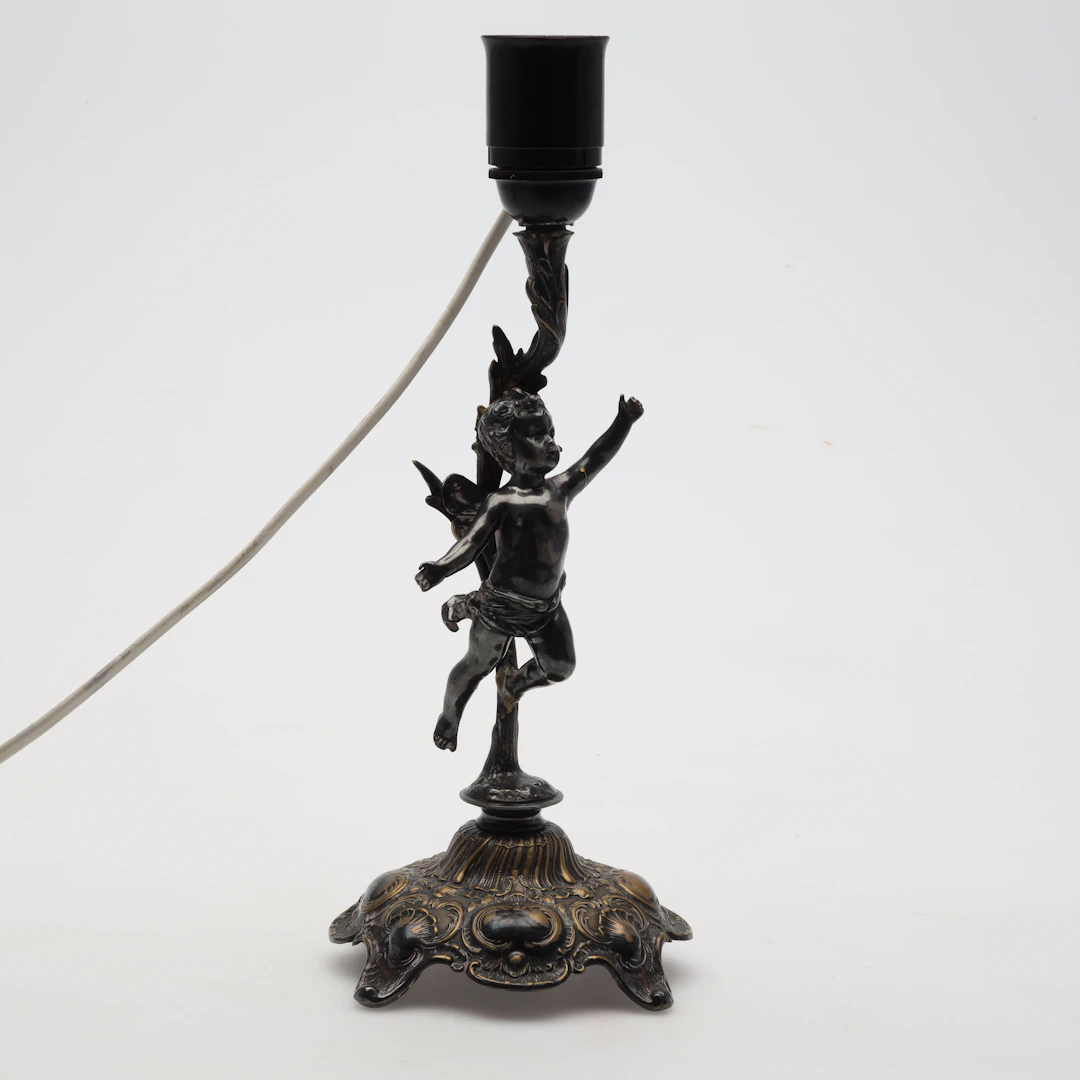 BORDSLAMPA metall. Med ängel. 1900-talets första hälft.