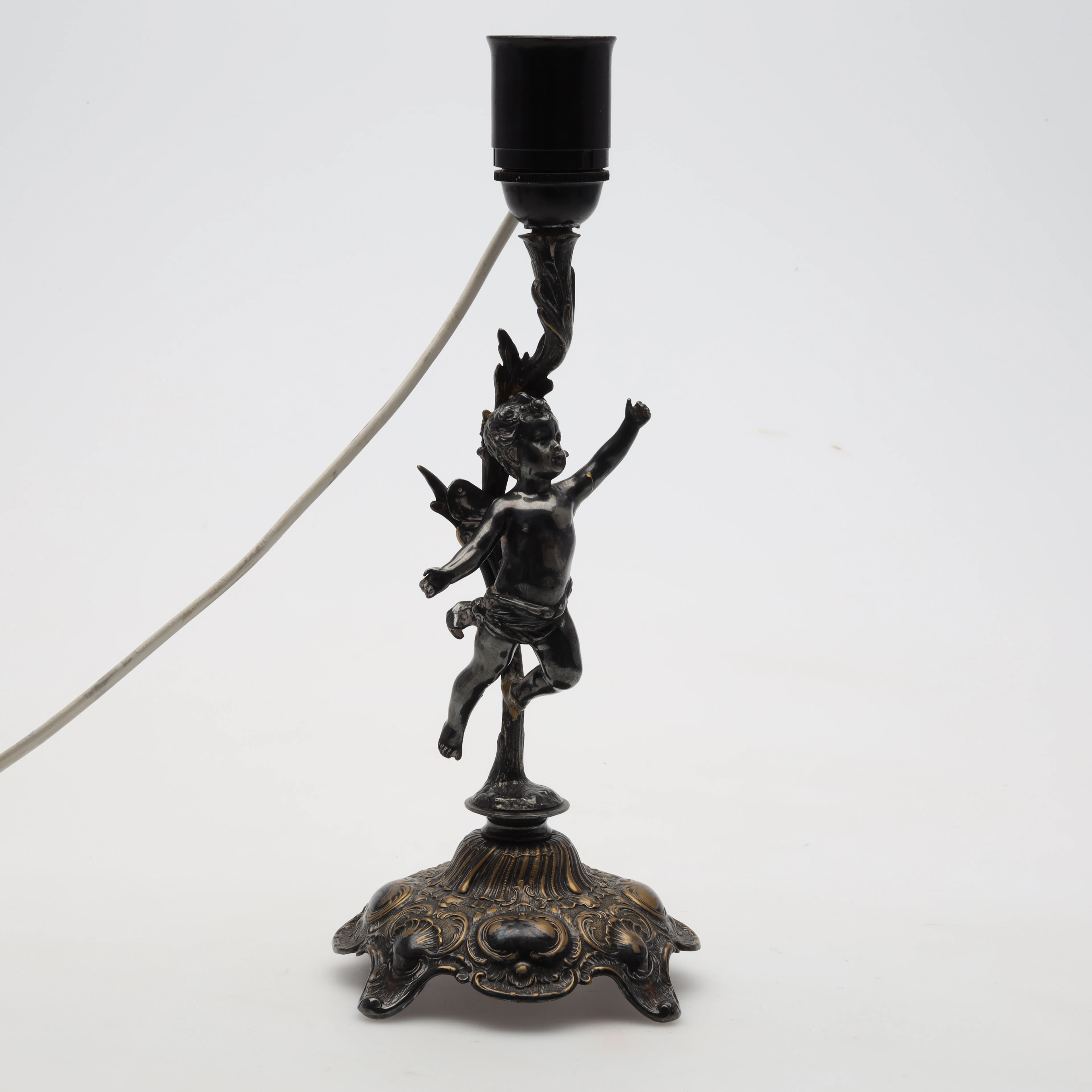 BORDSLAMPA metall. Med ängel. 1900-talets första hälft.