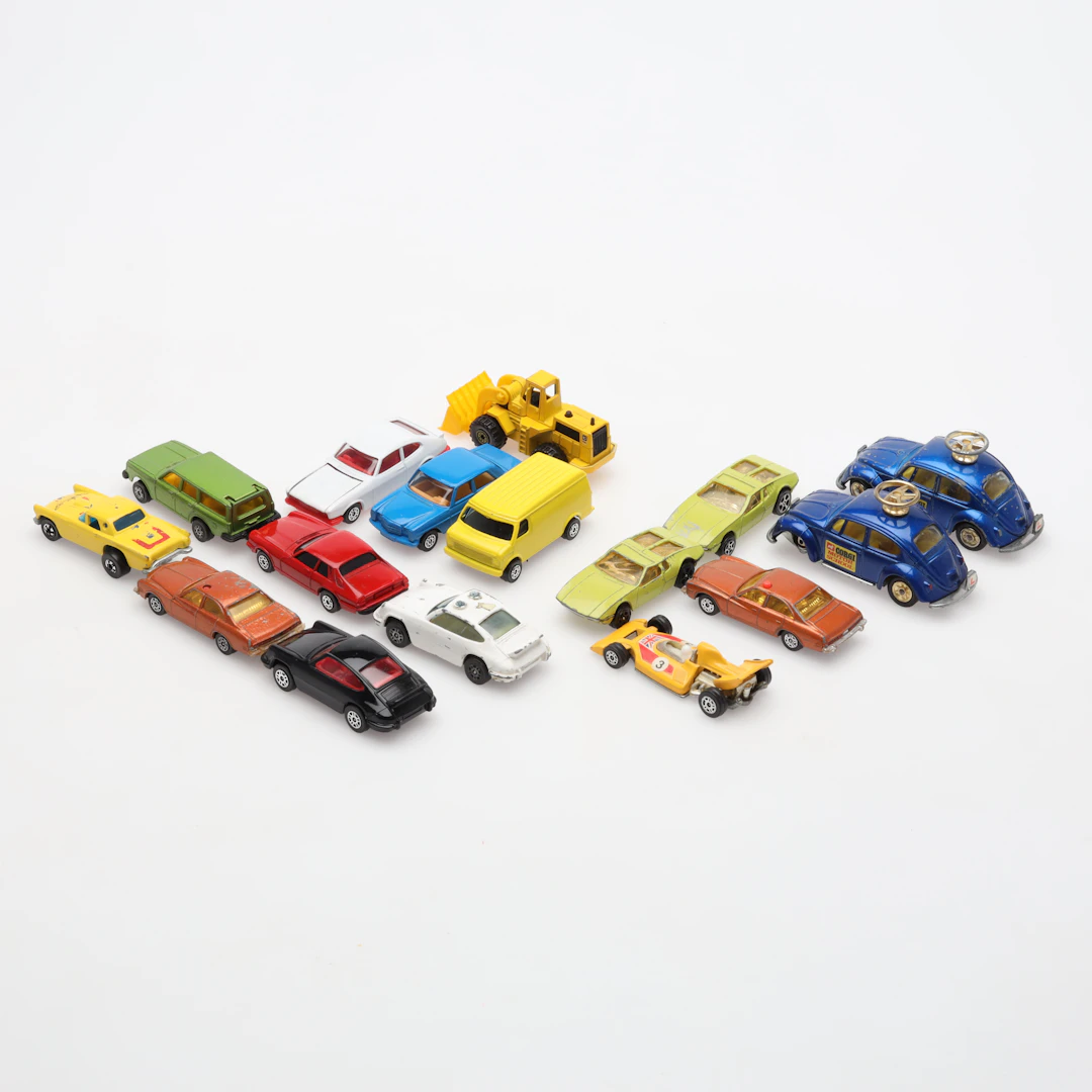LEKSAKSBILAR 16 st. Corgi samt Hot Wheels.