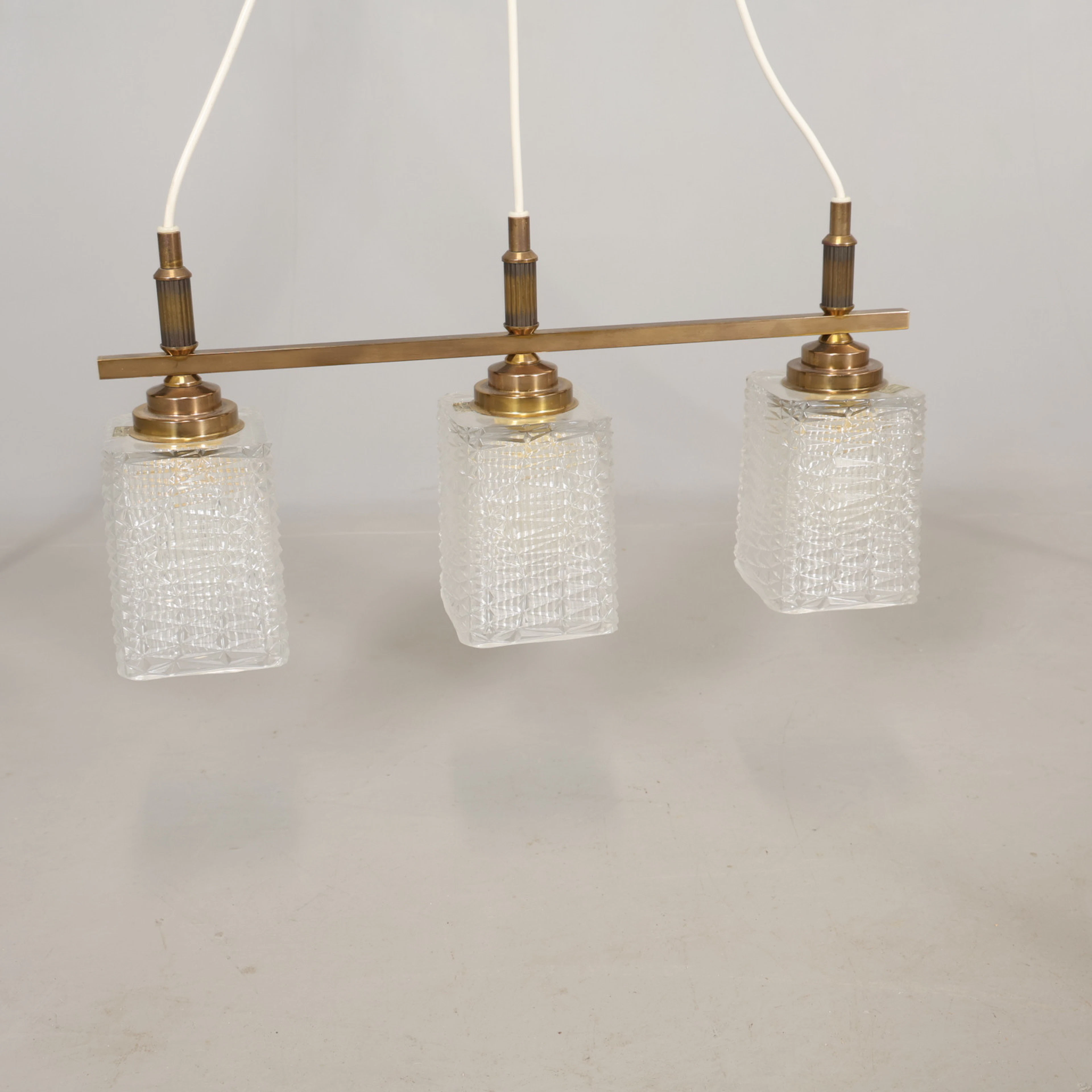 TAKLAMPA mässing /glas Bohemian, Tjeckoslovakien.