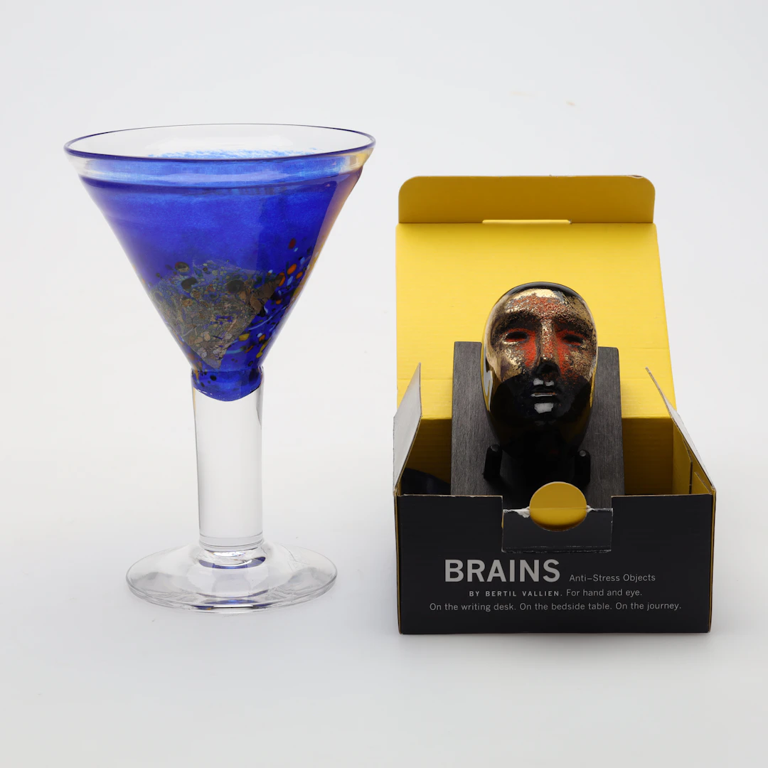 BERTIL VALLIEN. SKULPTUR " Brains" samt POKALGLAS, Kosta.