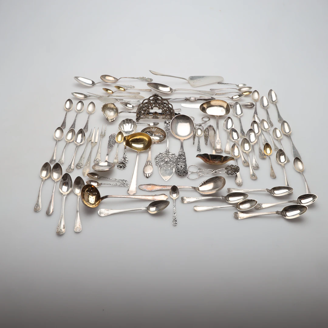 SILVERFÖREMÅL ca 70 delar mestadels bestick bruttovikt ca 1623 gram.
