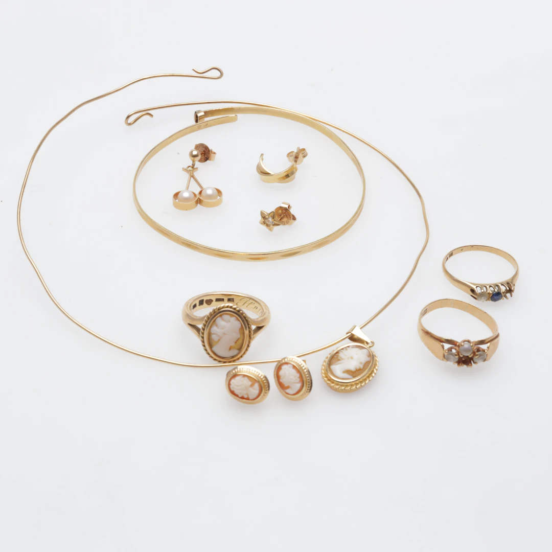 PARTI GULD 18K bruttovikt ca 26 gram.