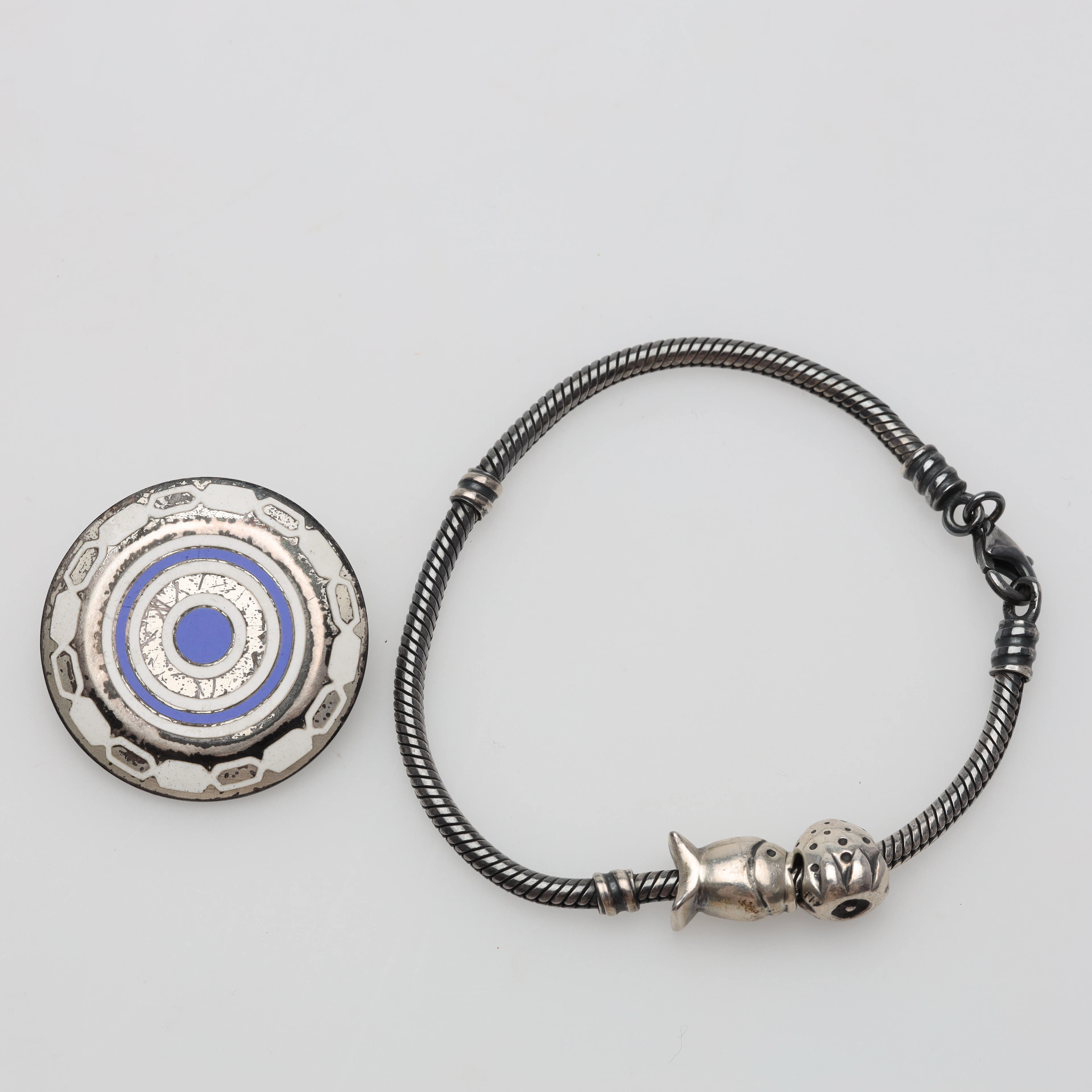 ARMBAND OCH BROSCH med emalj silver bruttovikt ca 30,2 gram.