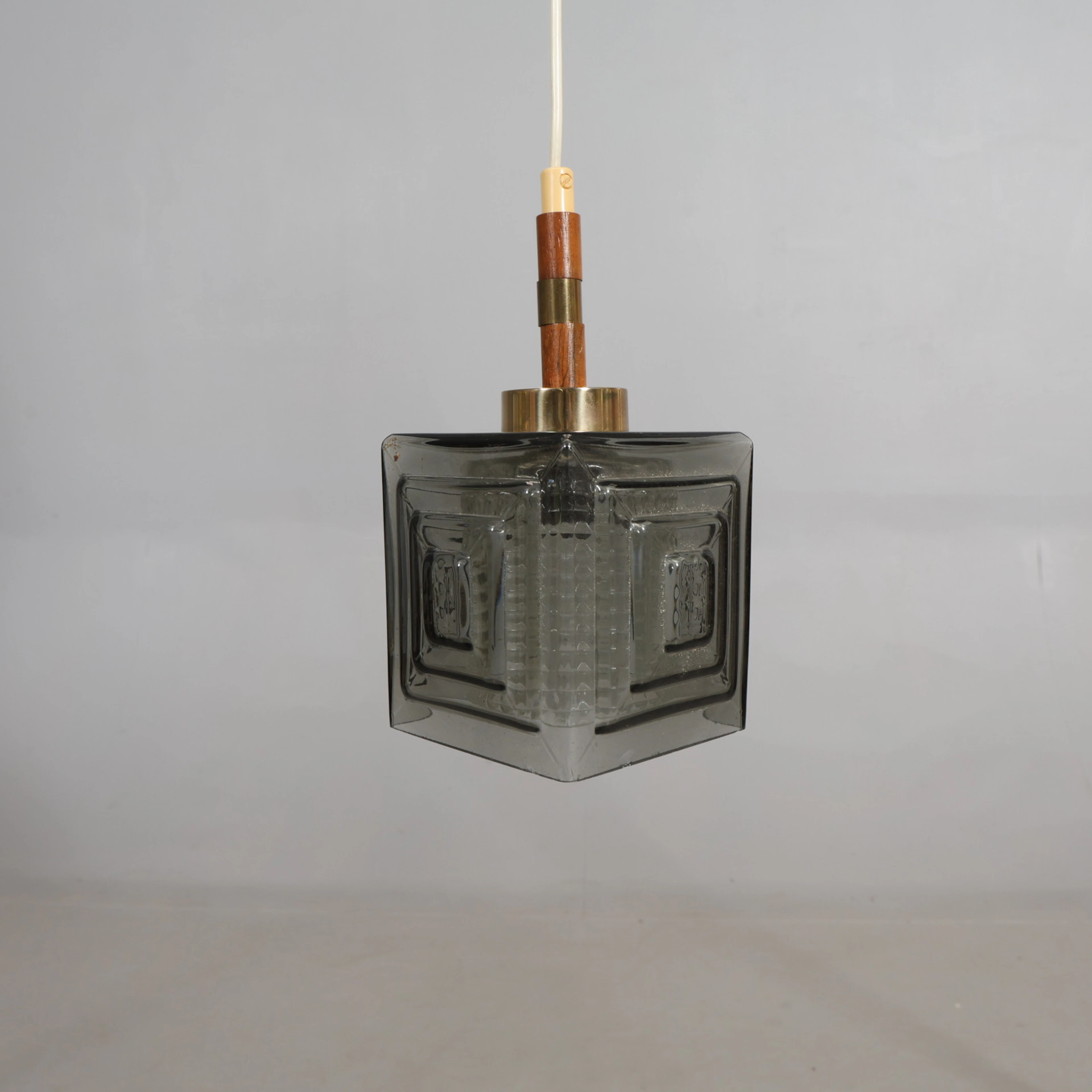 FÖNSTERLAMPA glas/ teak 1900-talets andra hälft.