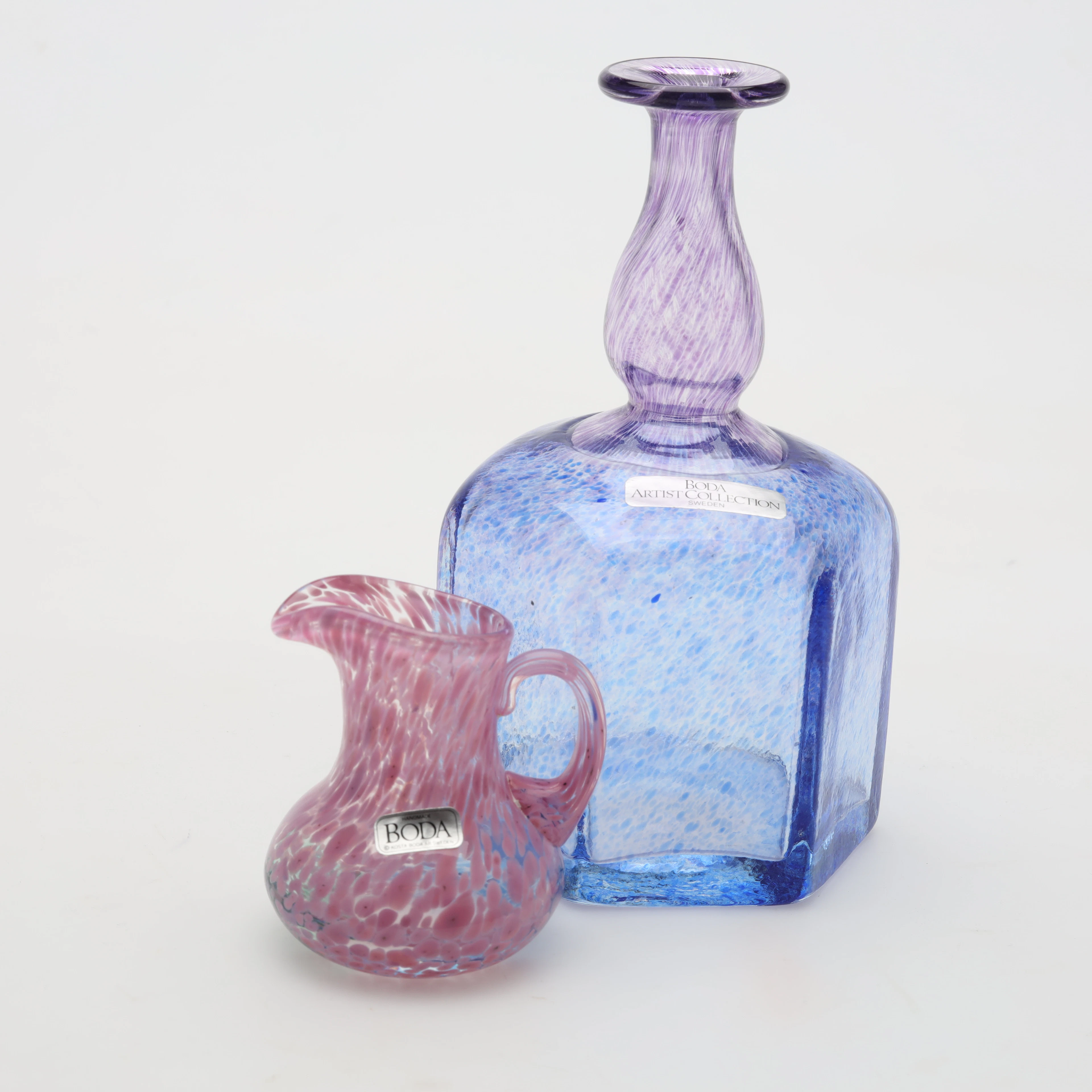 BERTIL VALLIEN. VAS SAMT MINIATYRKANNA, glas Kosta Boda signerade.