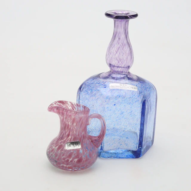 BERTIL VALLIEN. VAS SAMT MINIATYRKANNA, glas Kosta Boda signerade.