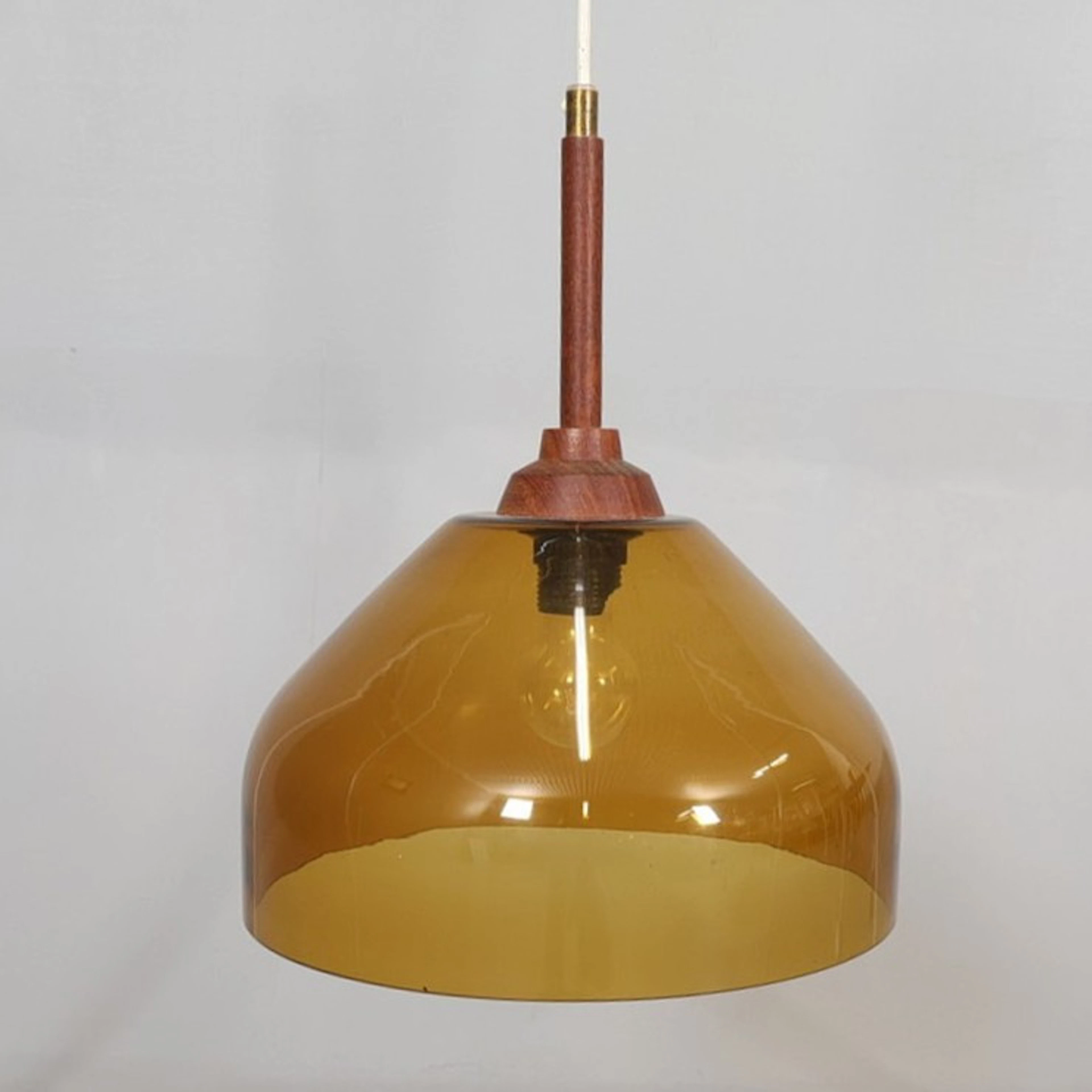 TAKLAMPA trä / glas 1900-talets mitt.