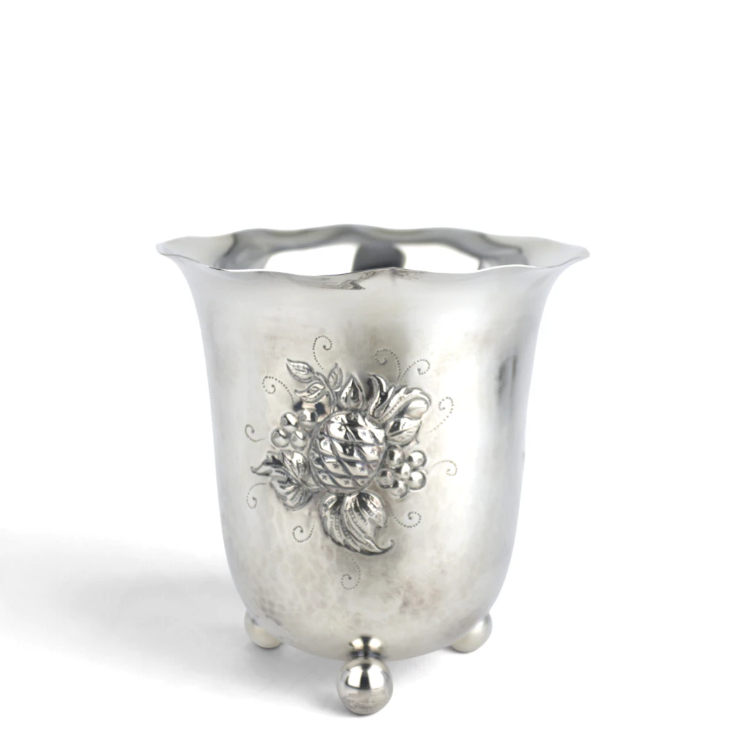 VAS med kulfötter och mönster i relief, silver, Guldsmedsaktiebolaget