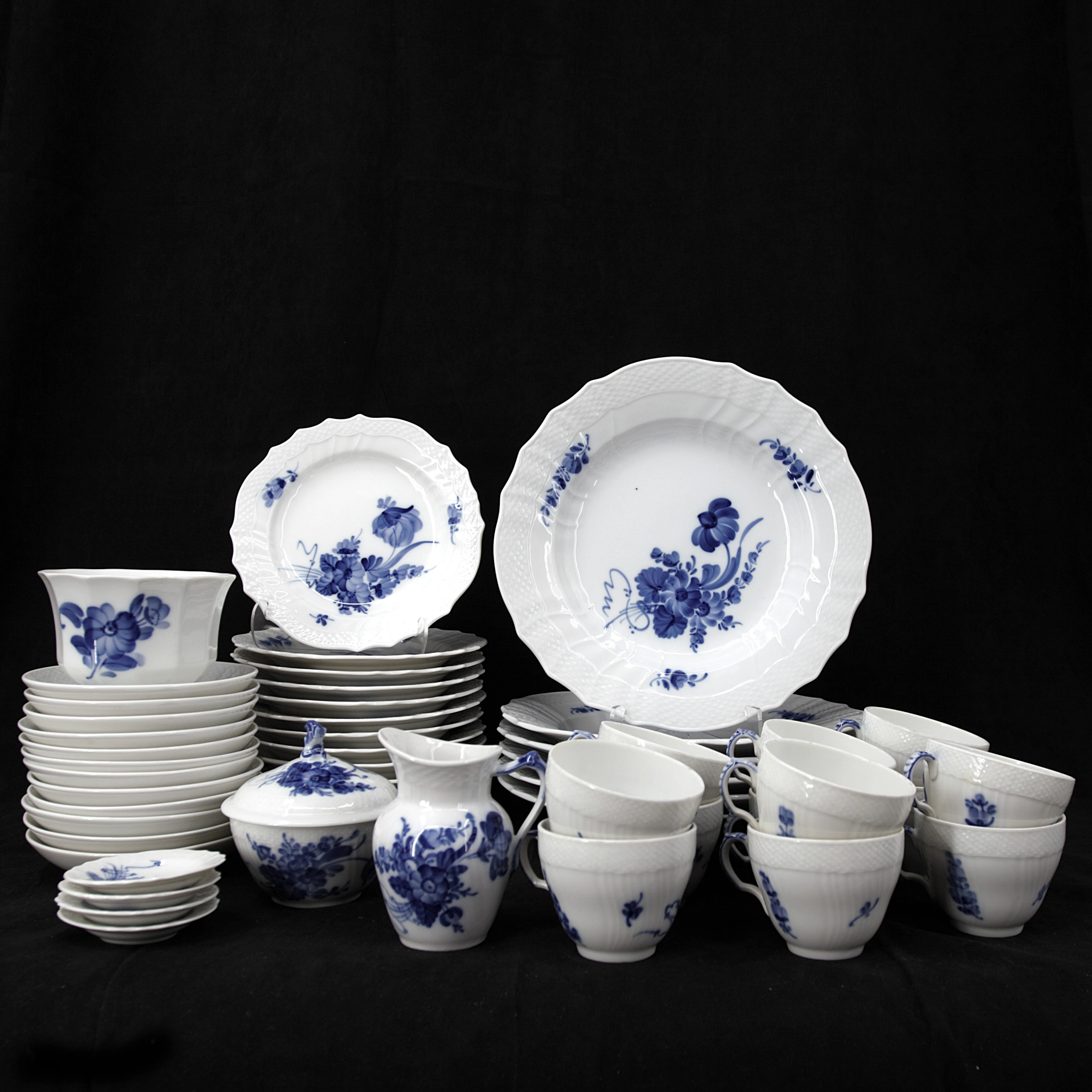 KAFFESERVIS och SERVISDELAR, 49 delar, "Blå Blomst", Royal Copenhagen, Danmark.