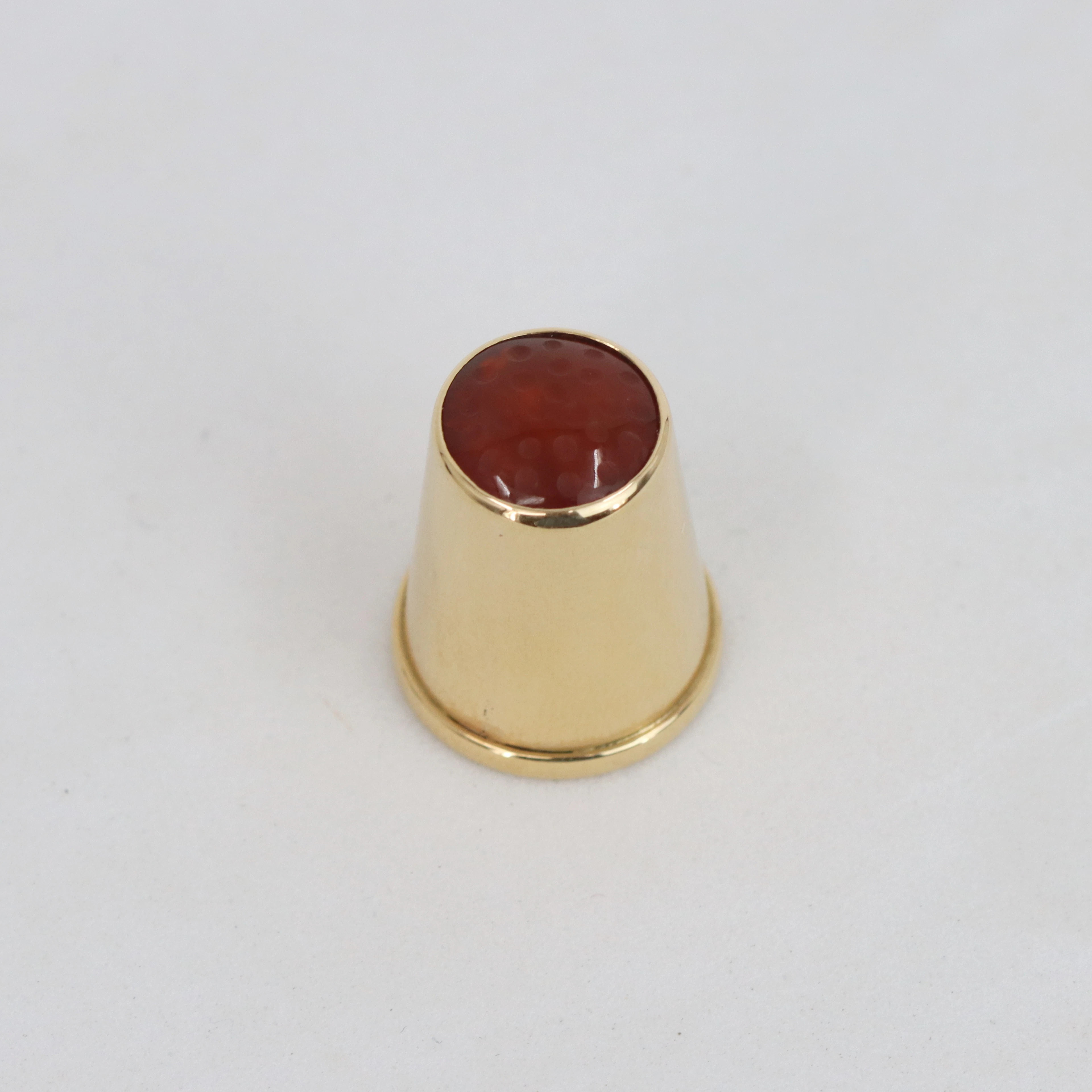 FINGERBORG, guld 18k, karneol på toppen, 1966.