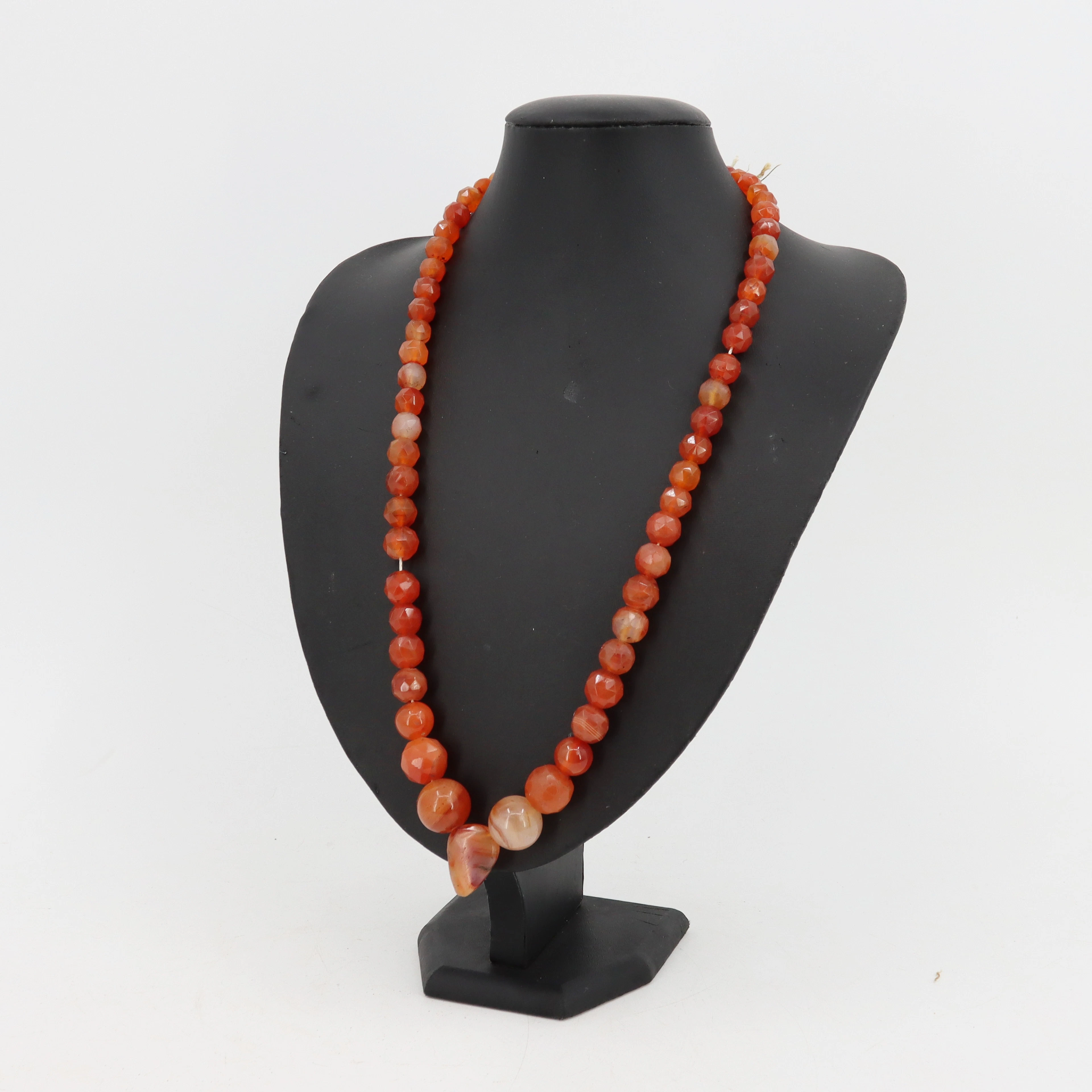 HALSBAND, karneolagat, fasetterade graderade stenar.