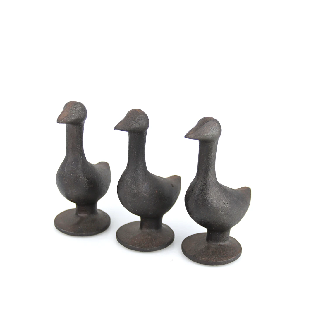 FIGURINER, 3 st, gäss, gjutjärn, nutida.