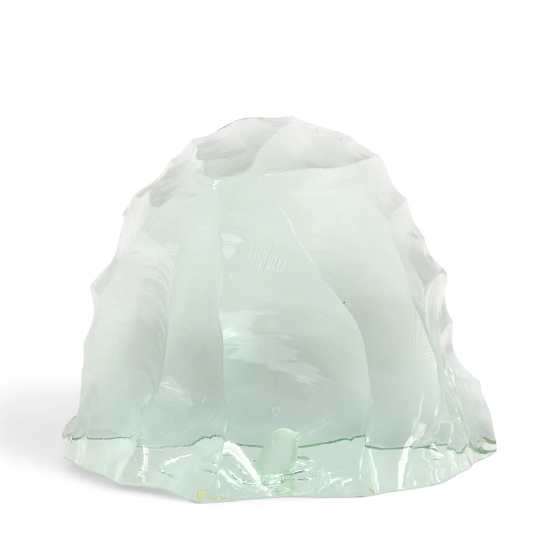 VICKE LINDSTRAND. Glasskulptur, grönskimrande glasblock med säl, signerad