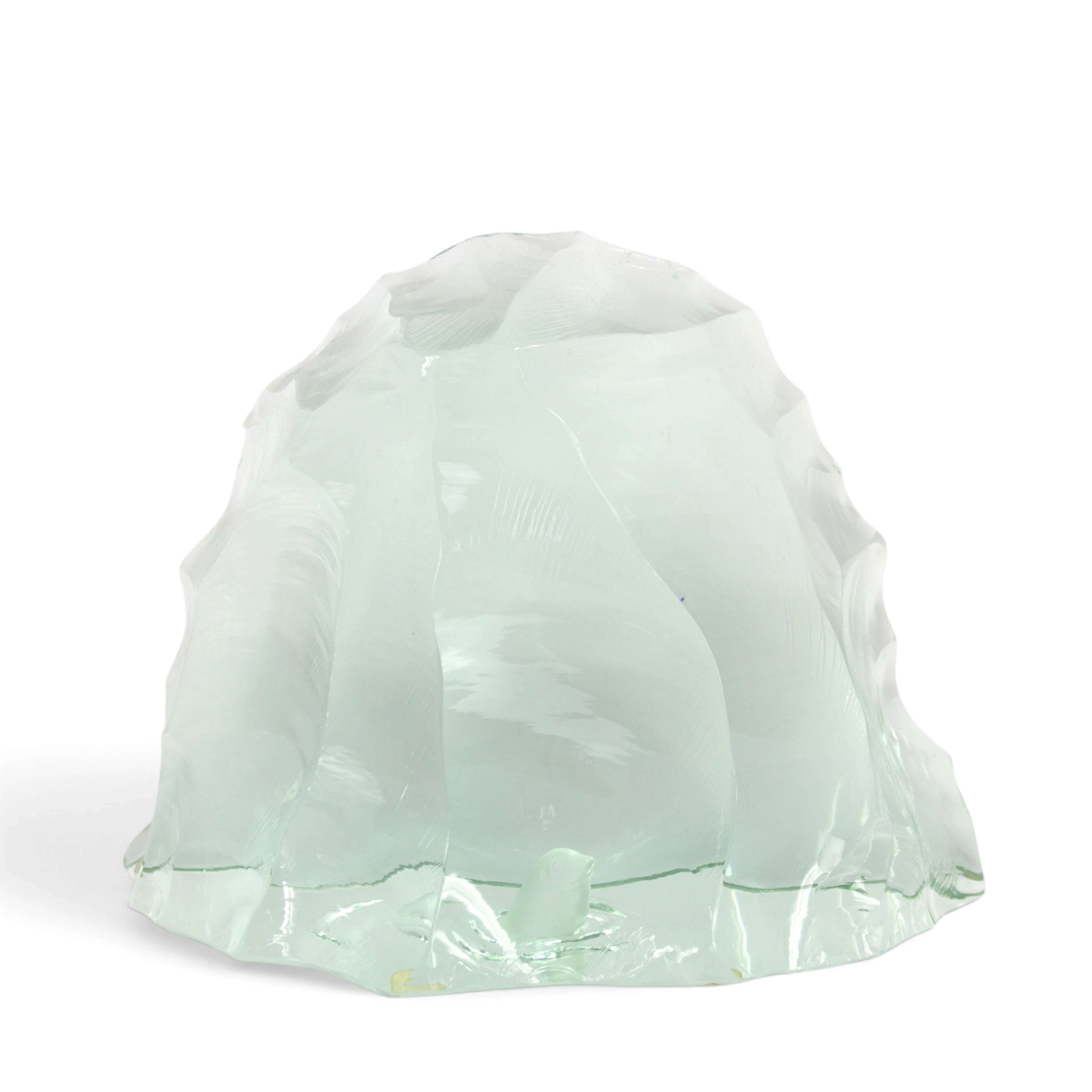 VICKE LINDSTRAND. Glasskulptur, grönskimrande glasblock med säl, signerad