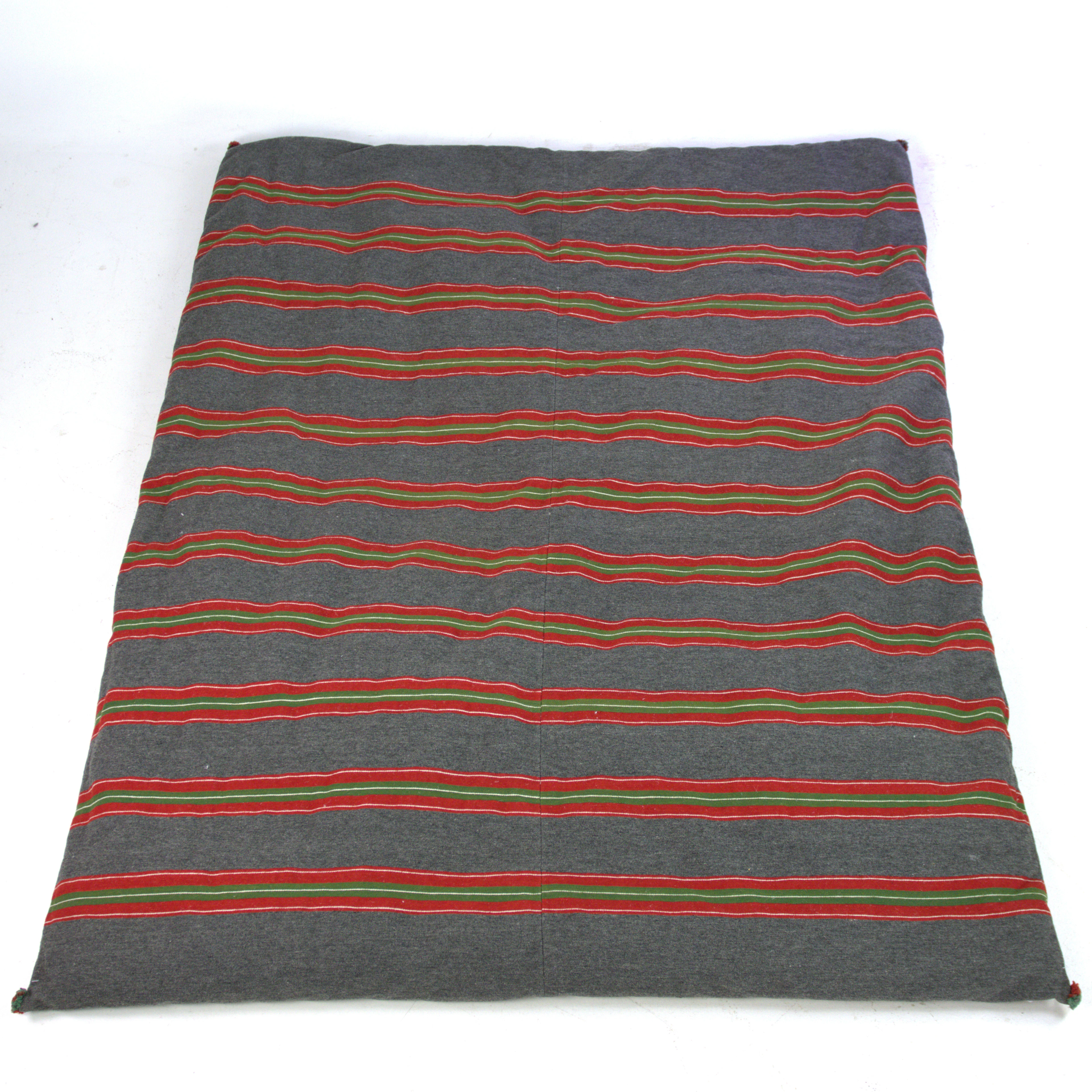 DYNEVAR, röd-grön-gul mot mörkgrå botten, ull, ca 173 x 137 cm, 1900-talets