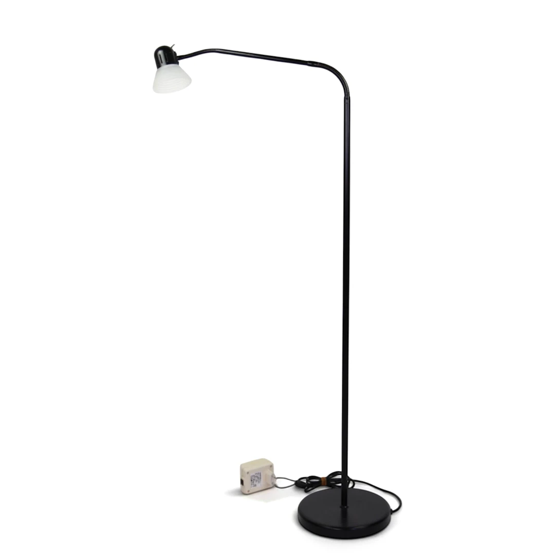 GOLVLAMPA, stomme av svart metall, ställbar arm och ljuspunkt, nutida.