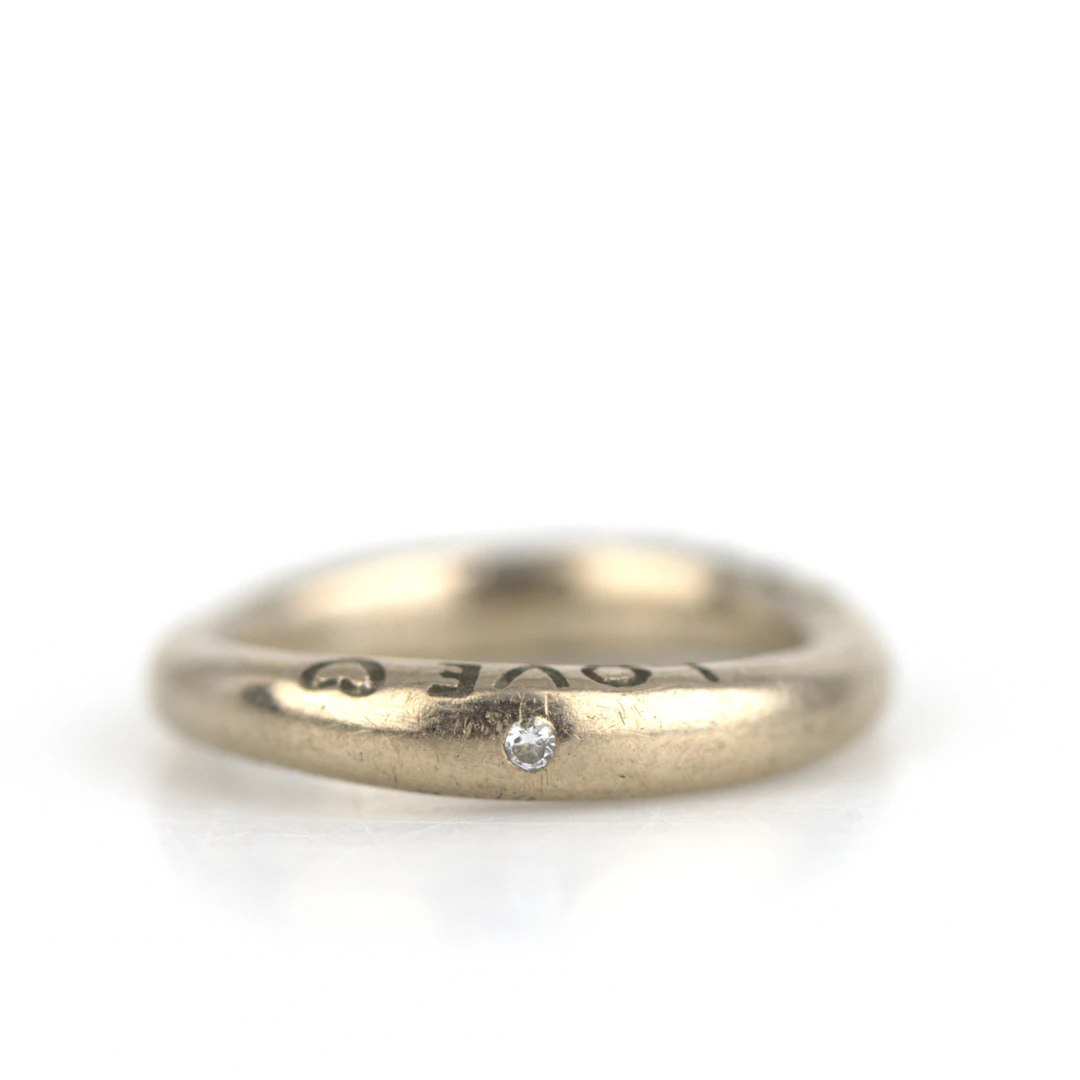 CHARLOTTE LYNGGAARD. Ring, "Love", guld 18k, diamant ca 0.02 ct. Ole