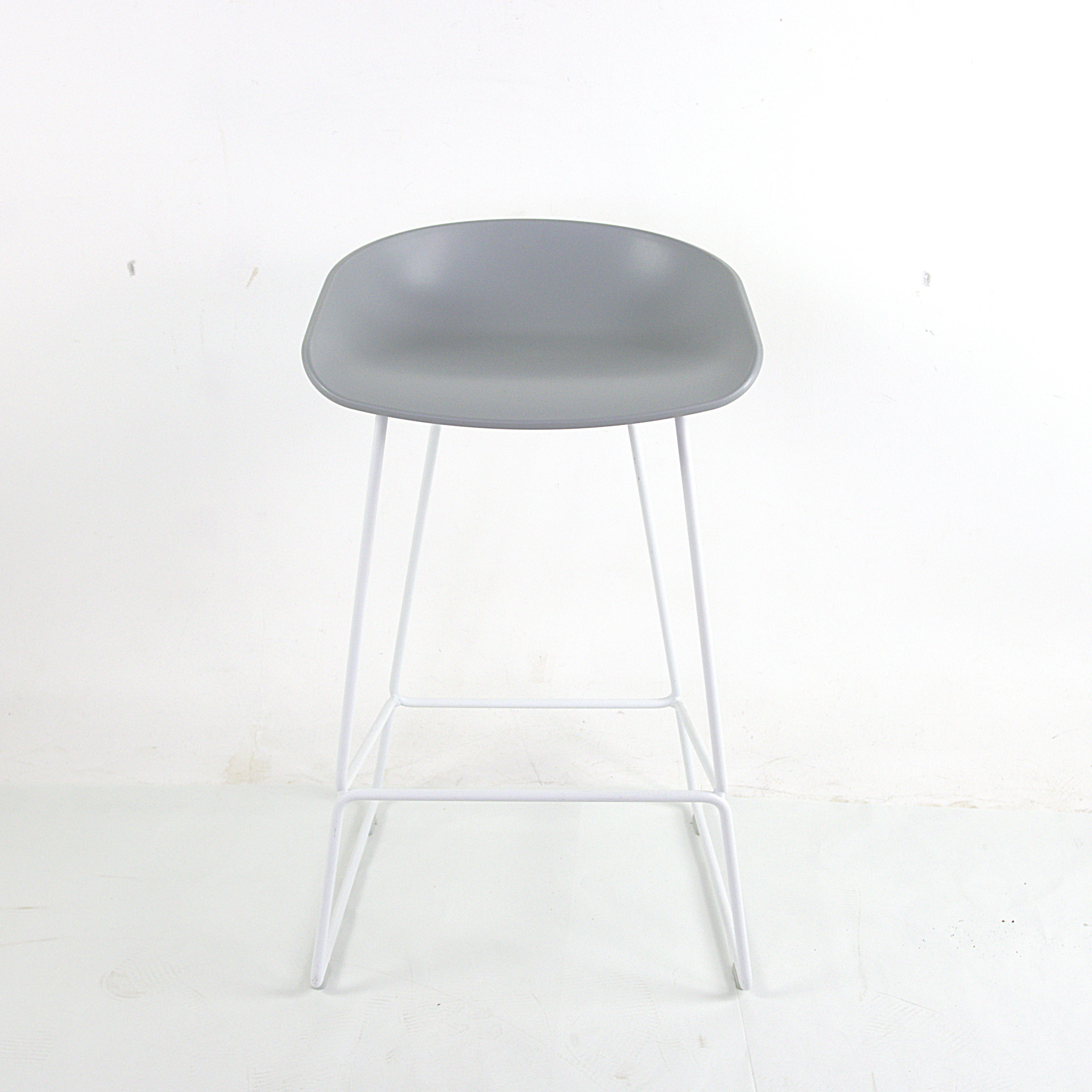 BARSTOL, "About a Stool 38", vit lackerad metallstomme, sits av grå