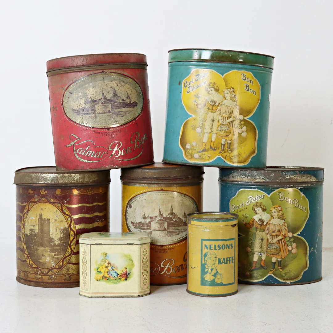 PLÅTBURKAR, 7 delar, olika tillverkare, bl.a. Carl-Petter Bon-Bon, 18/1900-tal.