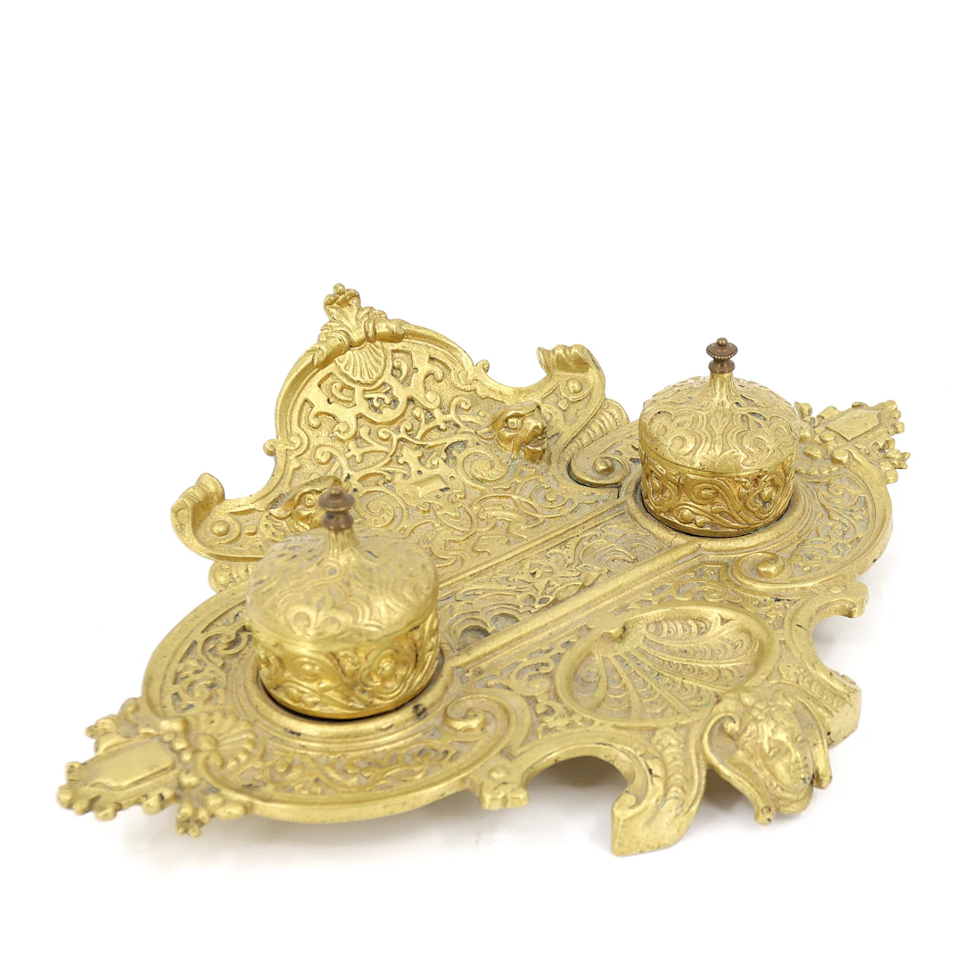 SKRIVSTÄLL, reliefdekor med figurer, mässing, 1900-tal.
