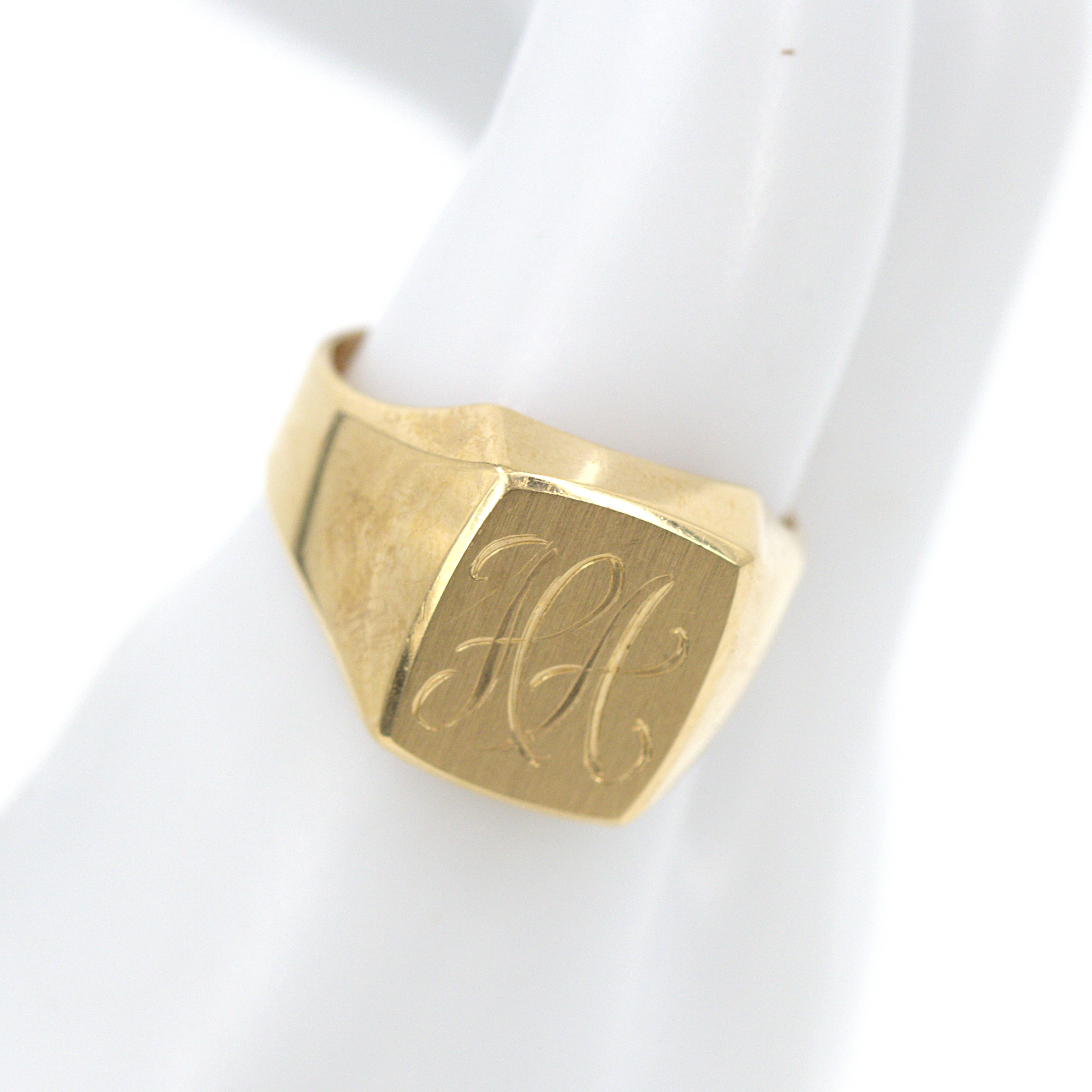 KLACKRING, guld 18k, monogramgravyr HA, Hedbergs Guld, Dalsjöfors 1966.