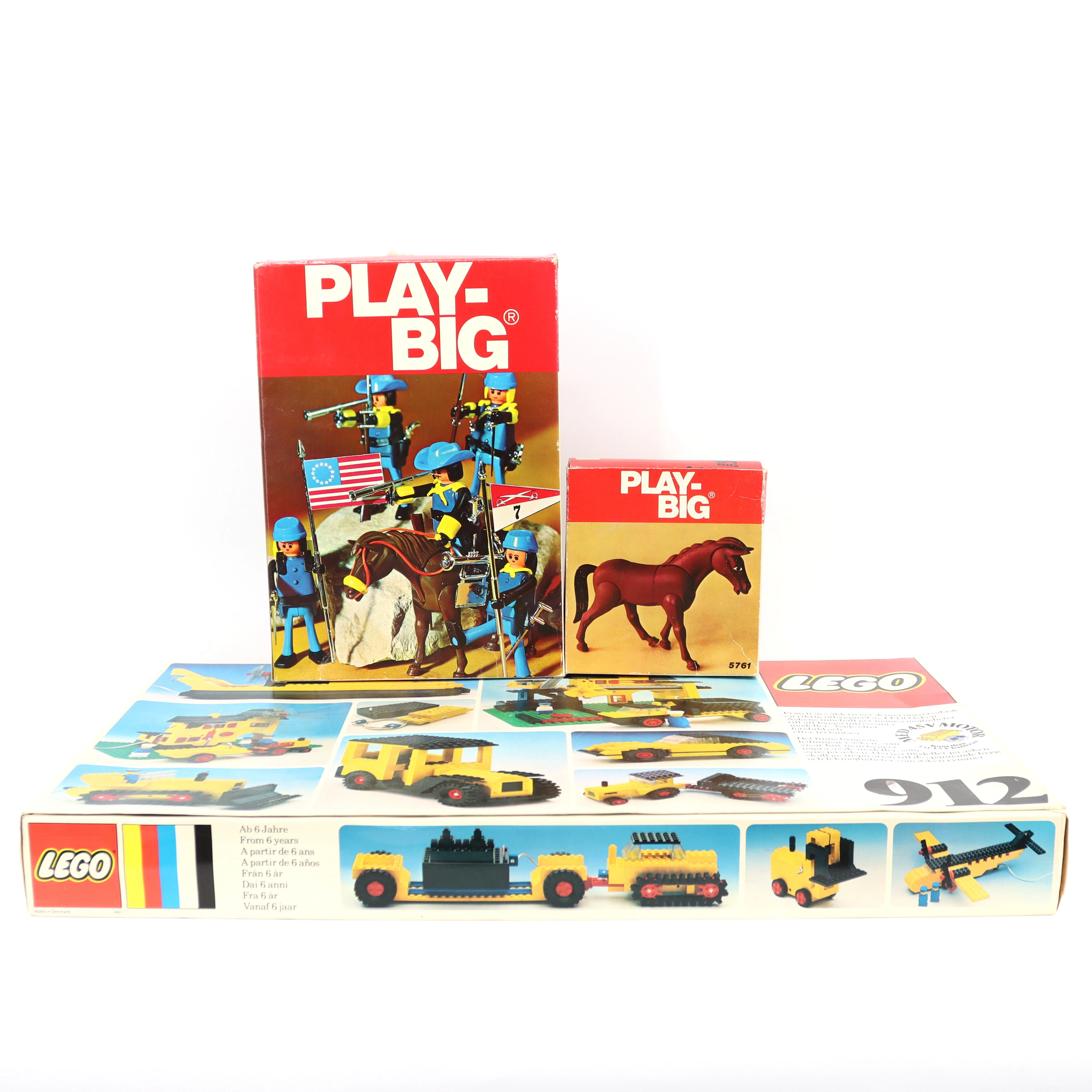 LEGO och PLAYBIG, i låda, 1970/80-tal.