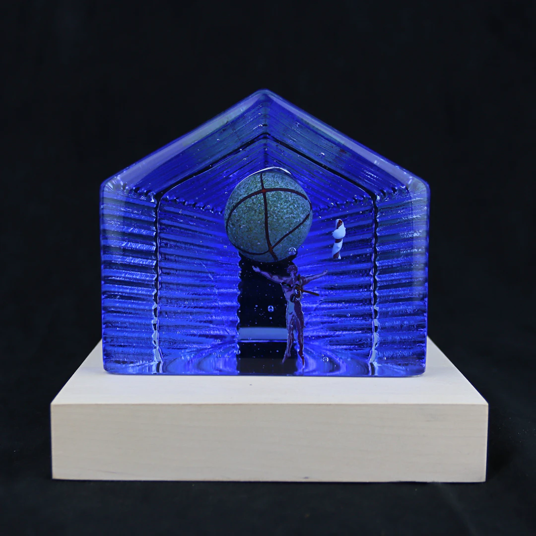 BERTIL VALLIEN. Skulptur, glas, numrerad 9001/1000, signerad, Kosta