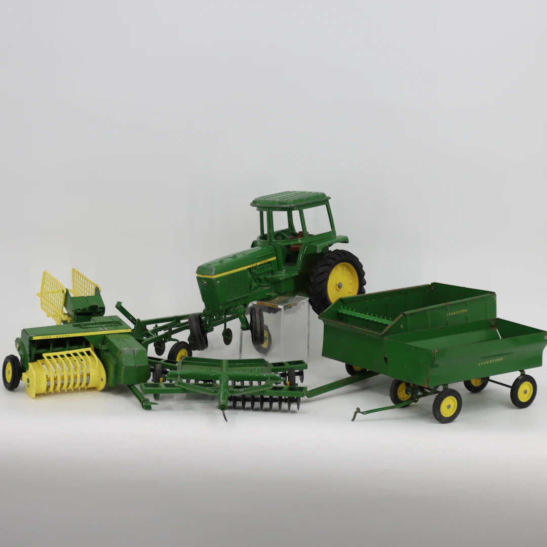 MODELLTRAKTOR, BALMASKIN, PLOG, HARV och VAGNAR, 6 delar, lackerad