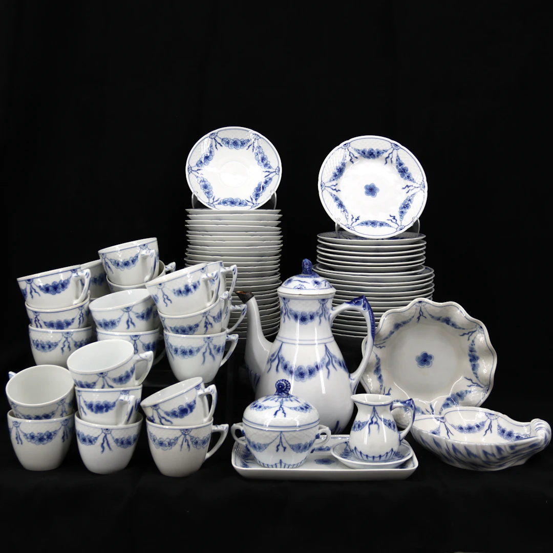 KAFFESERVIS, 77 delar, "Empire", porslin, Bing & Gröndal, Danmark.
