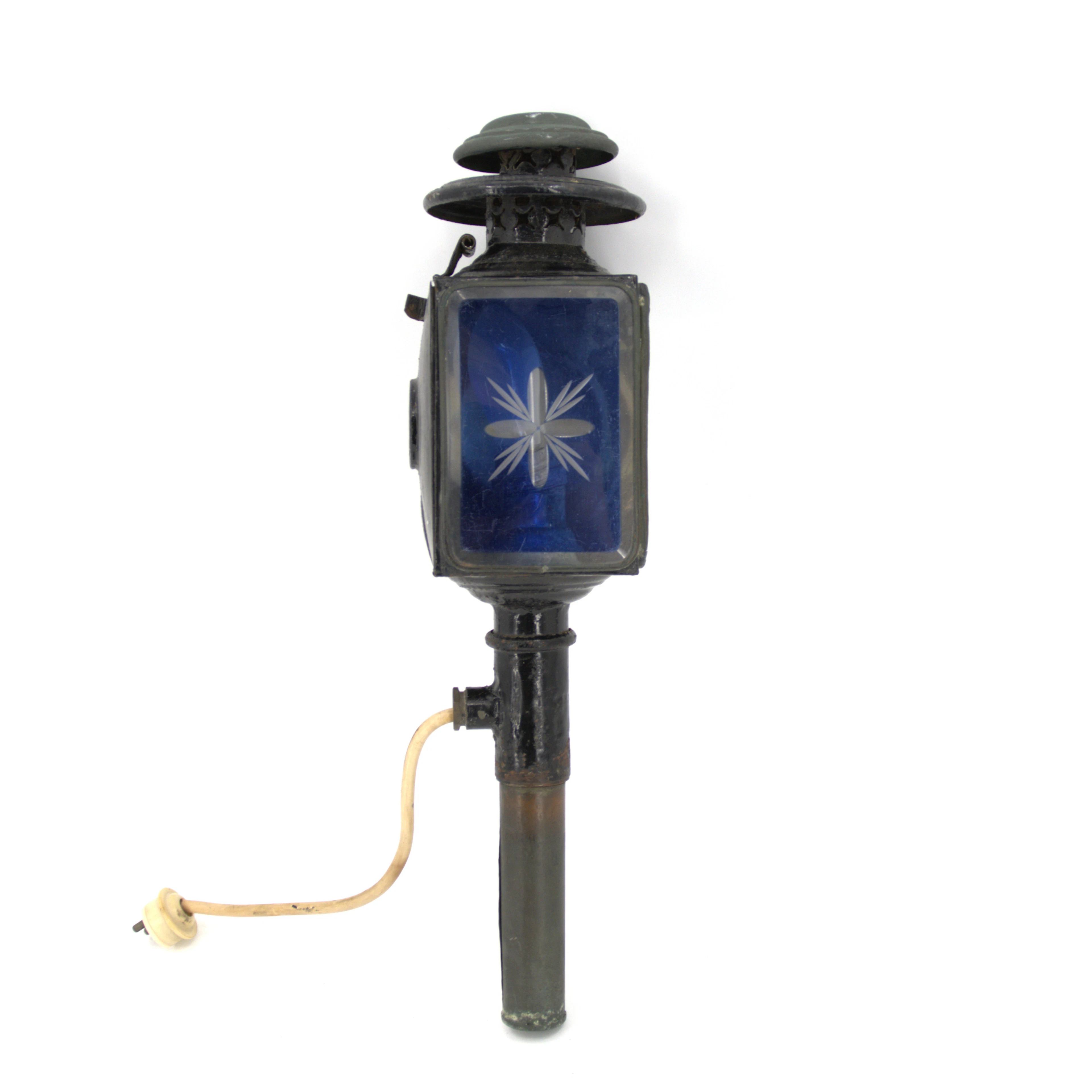 VAGNSLYKTA, elektrifierad, bemålad plåt, glas med slipat mönster, 1900-tal.