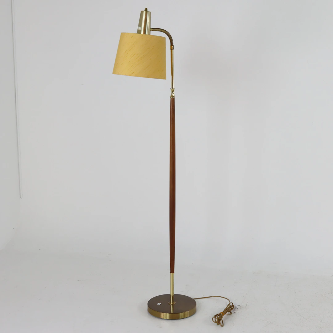 GOLVLAMPA, mässing, teak, en ljuspunkt, sidenskärm, 1900-tal.