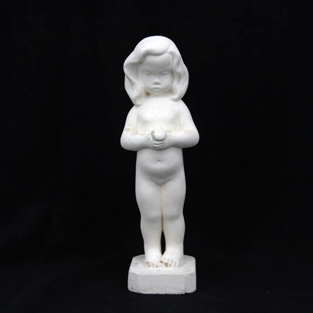OIDENTIFIERAD KONSTNÄR. Skulptur, liten flicka, bemålad keramik, 1900-tal.