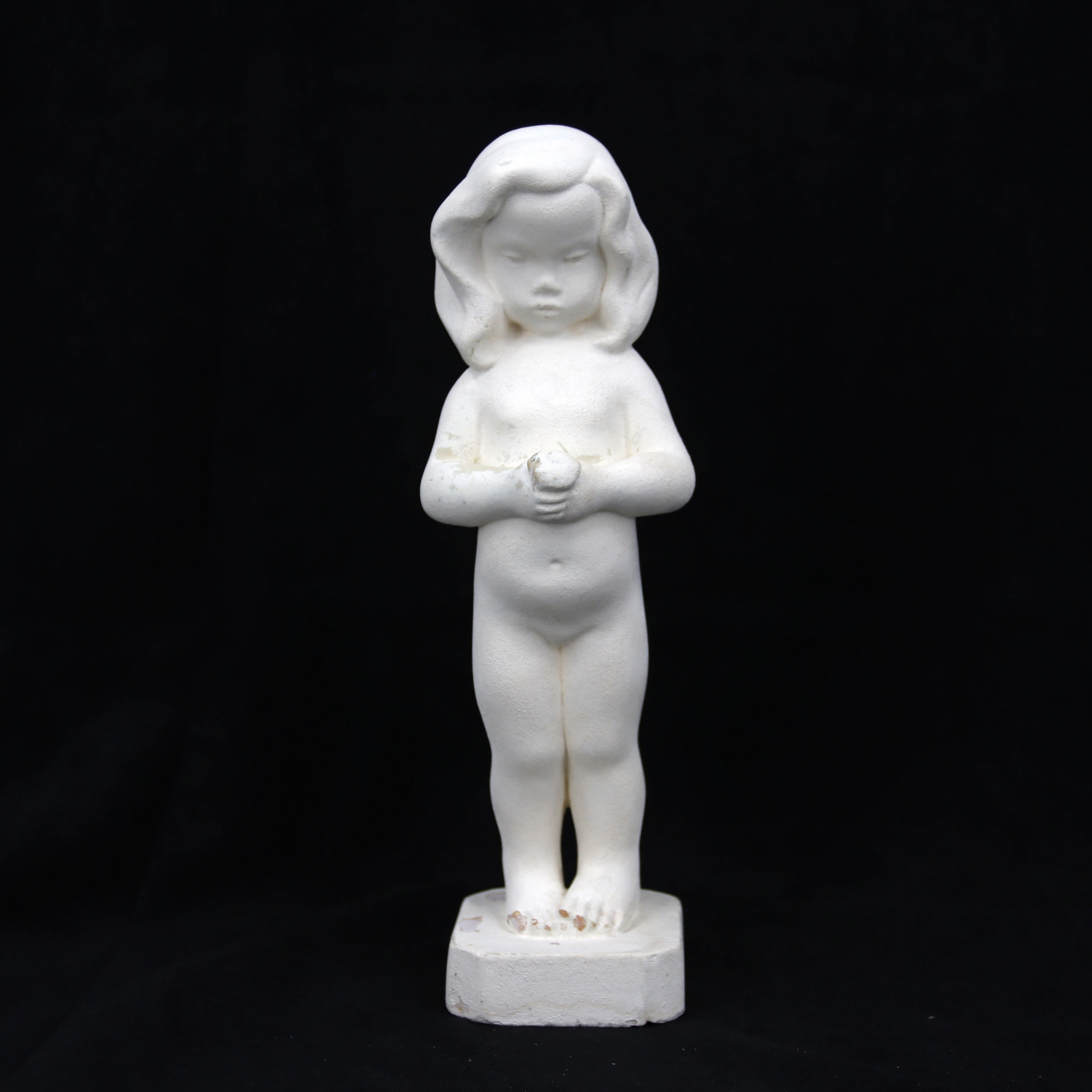 OIDENTIFIERAD KONSTNÄR. Skulptur, liten flicka, bemålad keramik, 1900-tal.