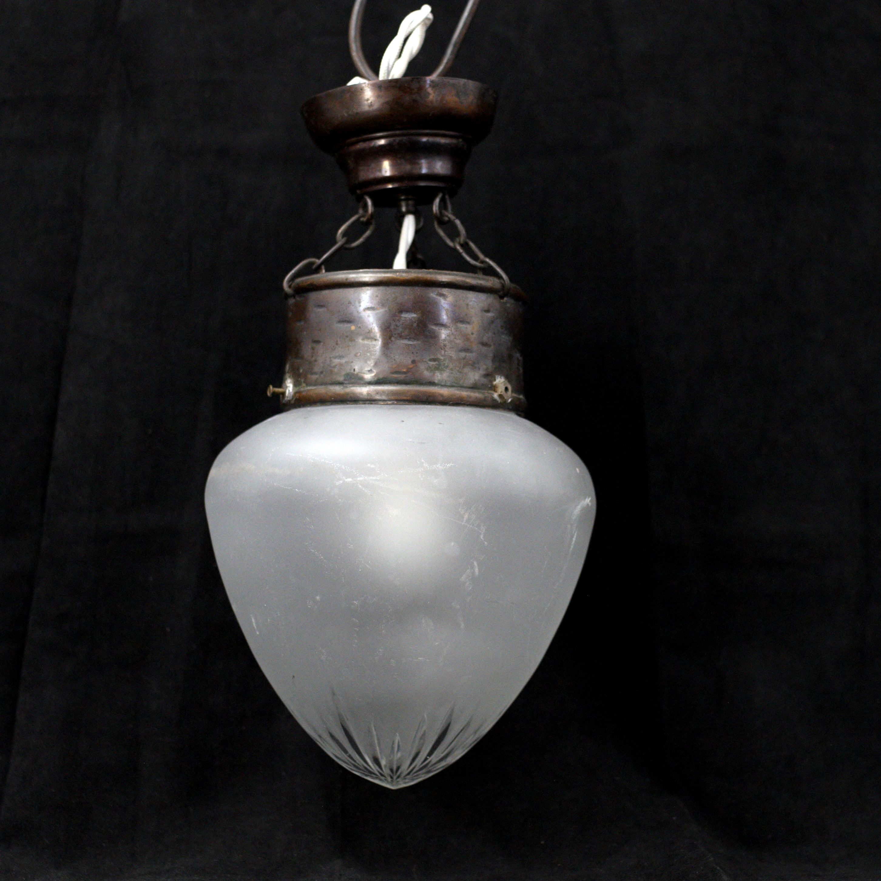 TAKLAMPA, koppar, kupa av glas med slipad dekor, jugend, tidigt 1900-tal.