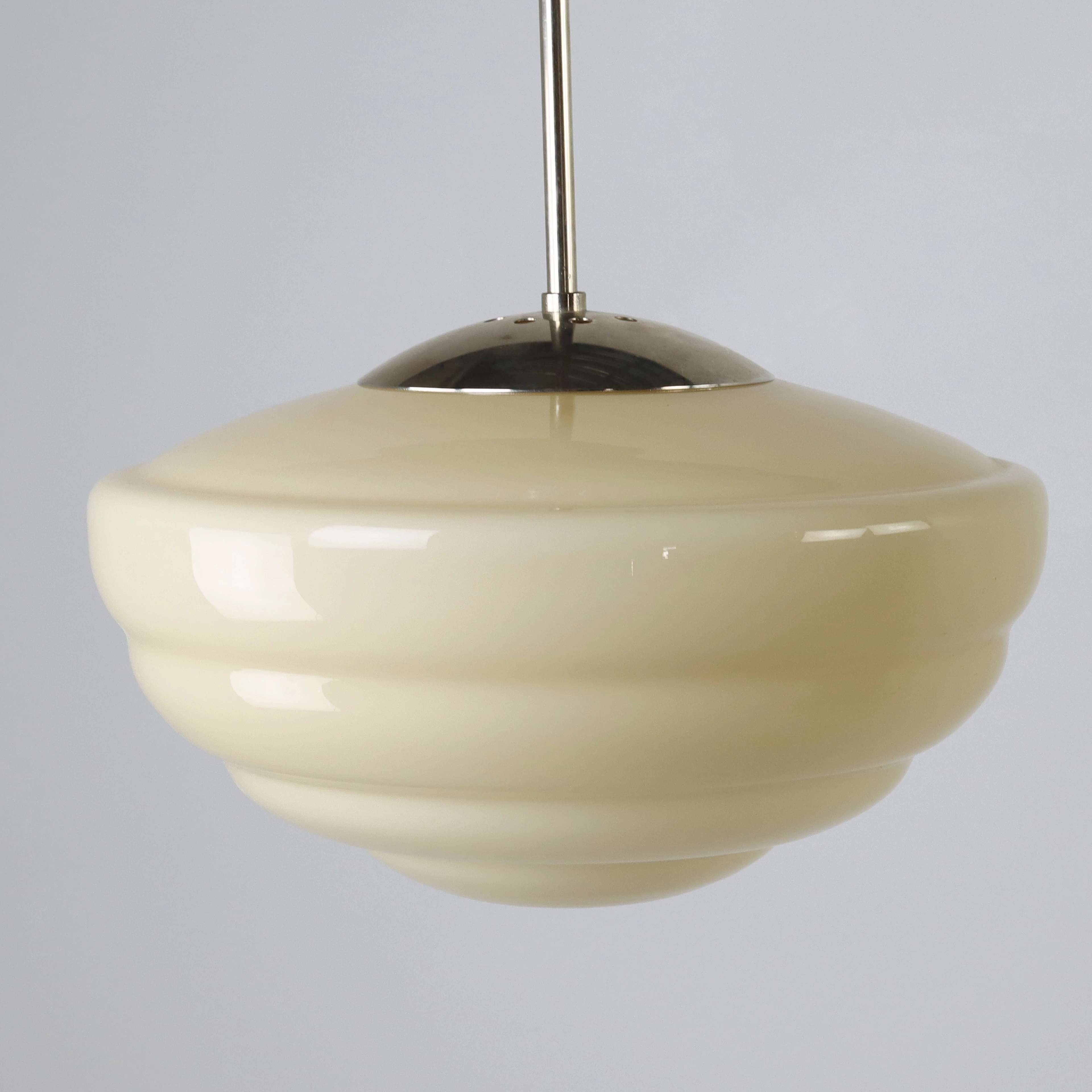 TAKLAMPA, kromat stag, honungsfärgad kupa av glas, art deco, 1940-tal.