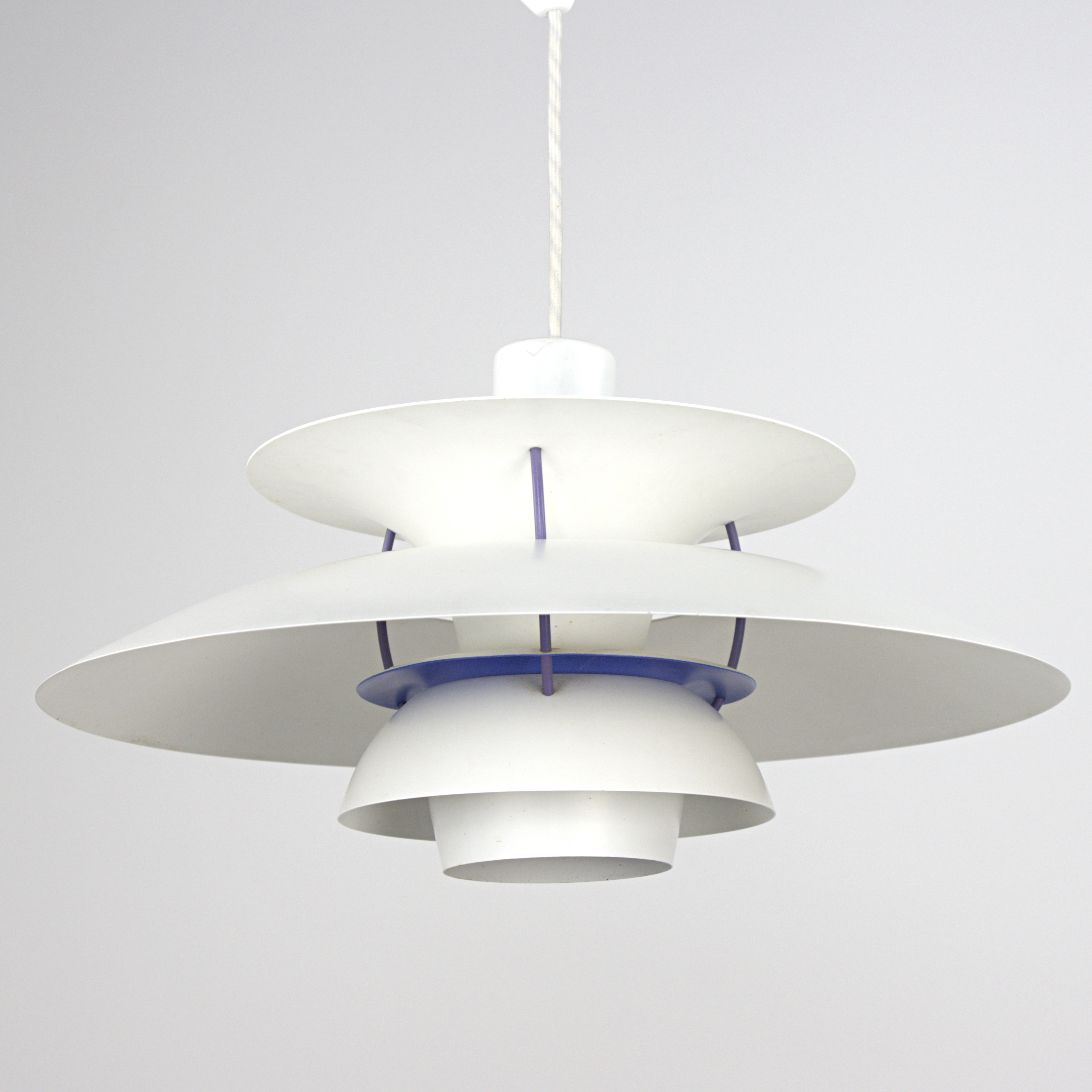 POUL HENNINGSEN. Taklampa / Pendel, "PH 5 Plus", för Louis Poulsen. Danmark.