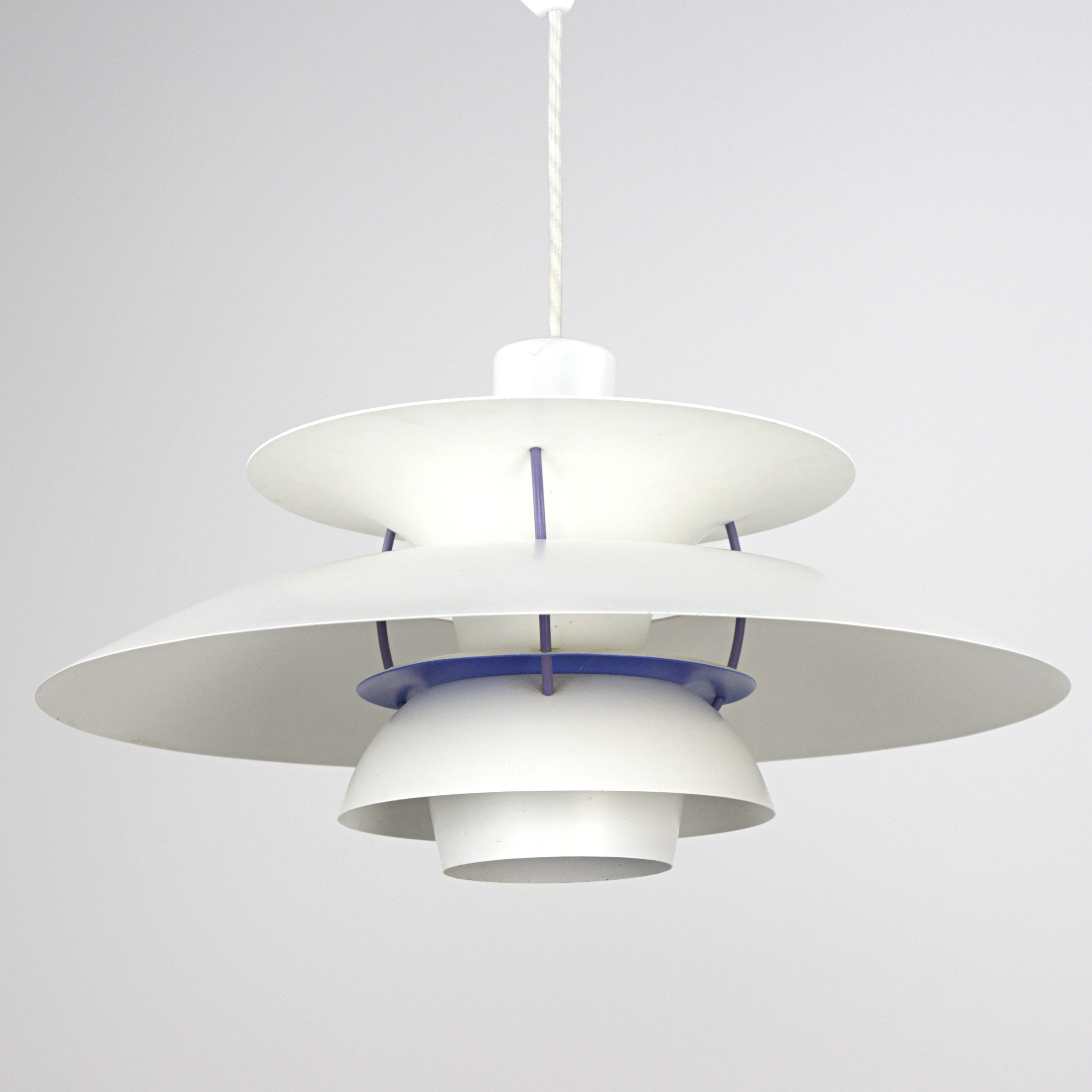 POUL HENNINGSEN. Taklampa / Pendel, "PH 5 Plus", för Louis Poulsen. Danmark.