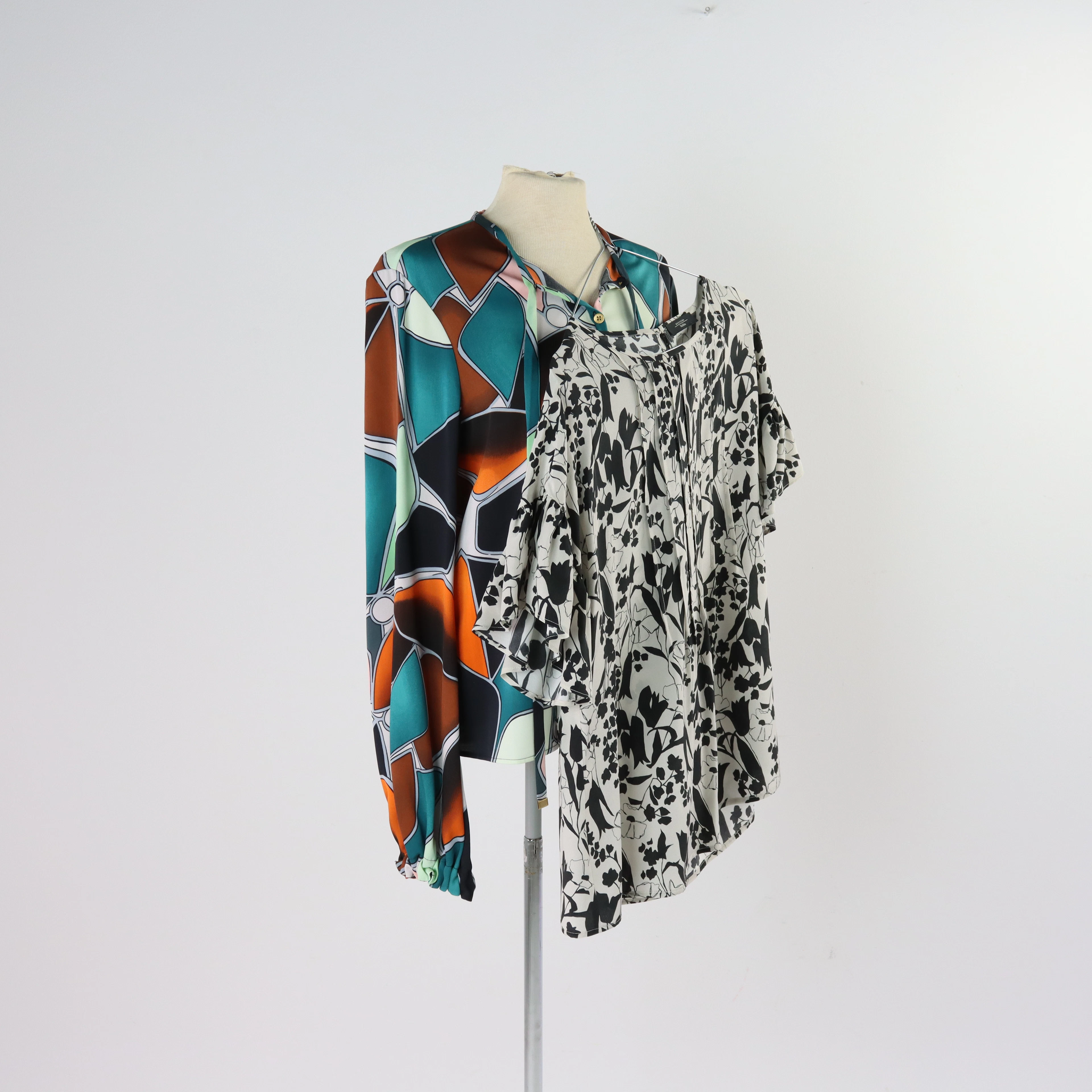 BLUSAR, två st, Diane von Furstenberg och Weekend MaxMara, 100% siden, nutida.