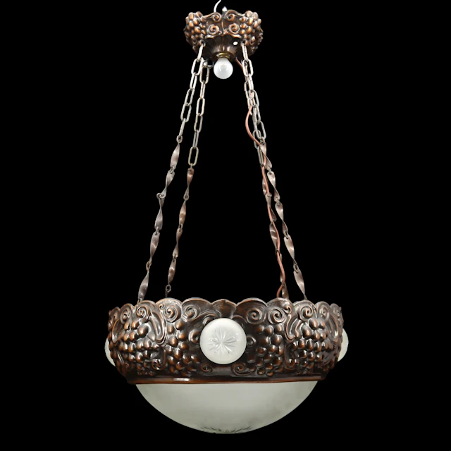 TAKLAMPA, stomme av koppar, reliefdekor med vindruvor, kupor av frostat