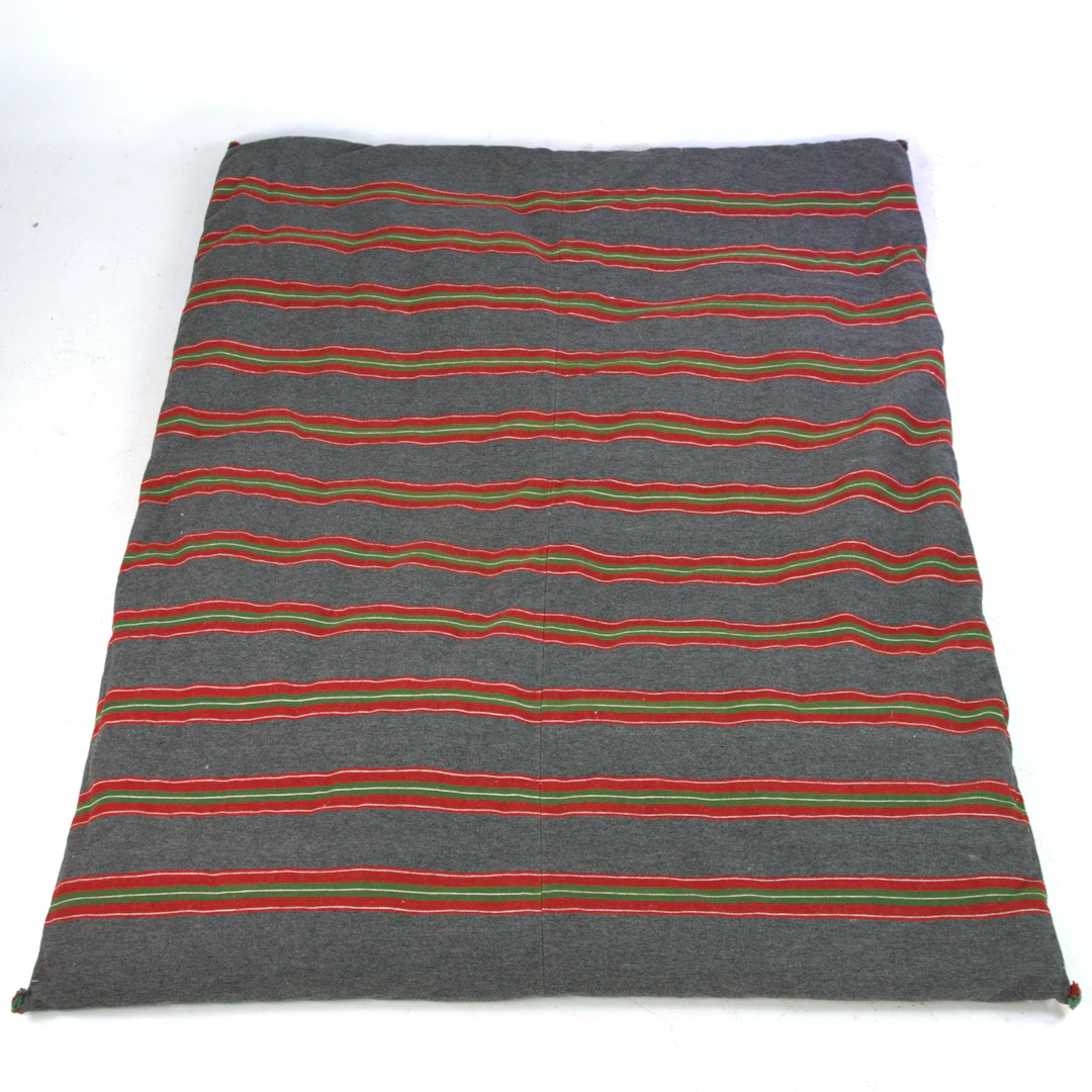 DYNEVAR, röd-grön-gul mot mörkgrå botten, ull, ca 173 x 137 cm, 1900-talets