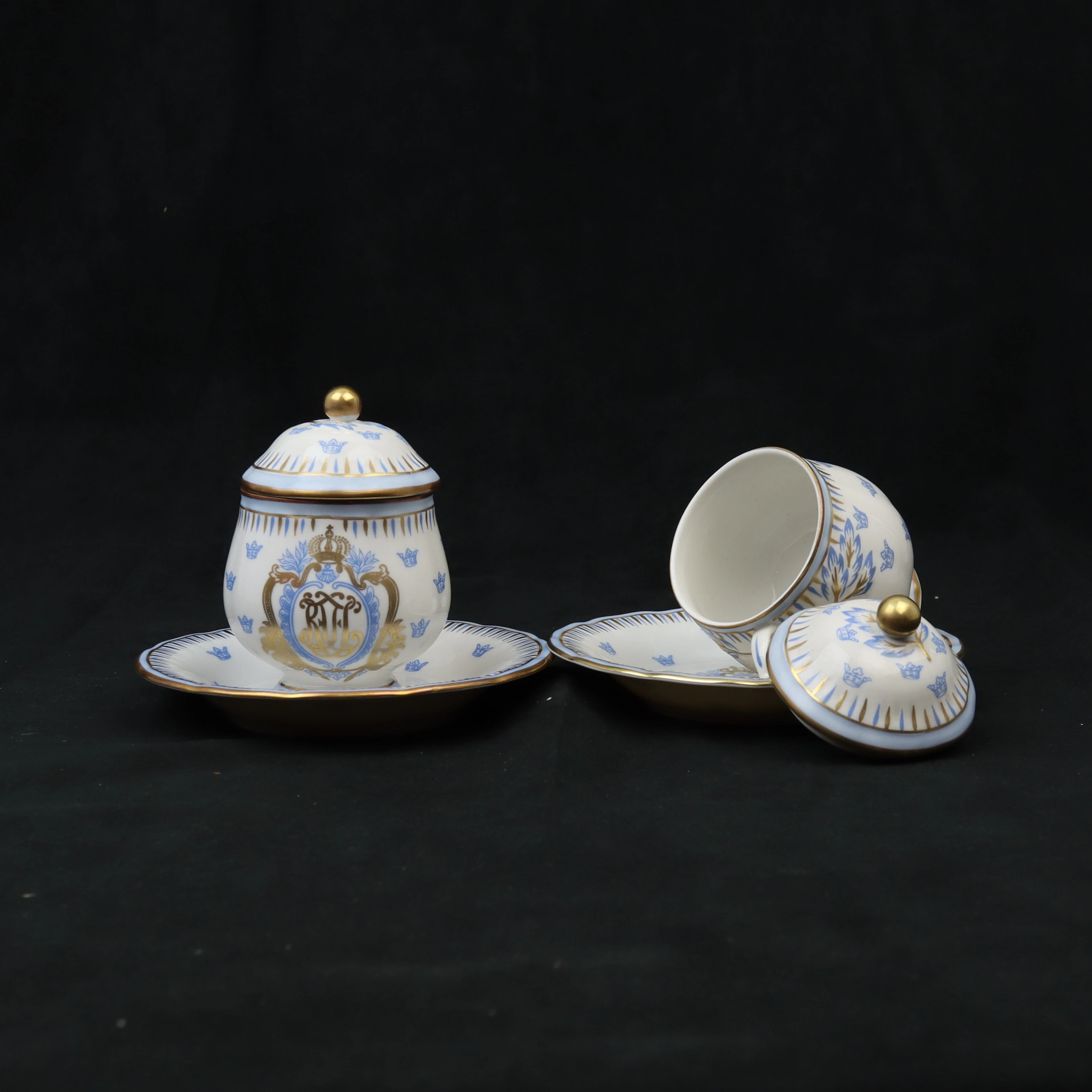 CRÈMEKOPPAR, 2 st. flintgods och fajans, Fredrik l och Carl XV, Rörstrand.