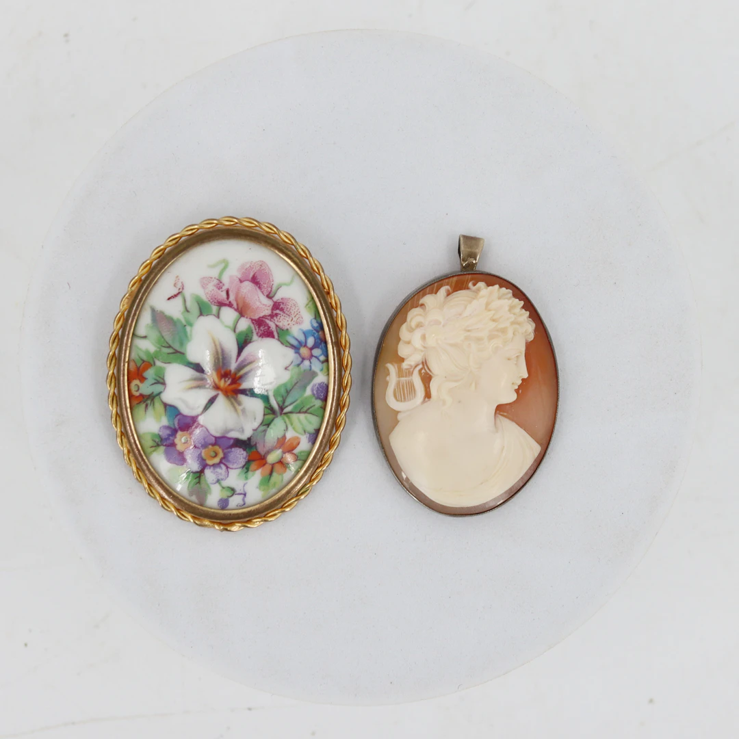 BROSCH och HÄNGE, handmålat blommotiv på porslin, Limoges, Frankrike