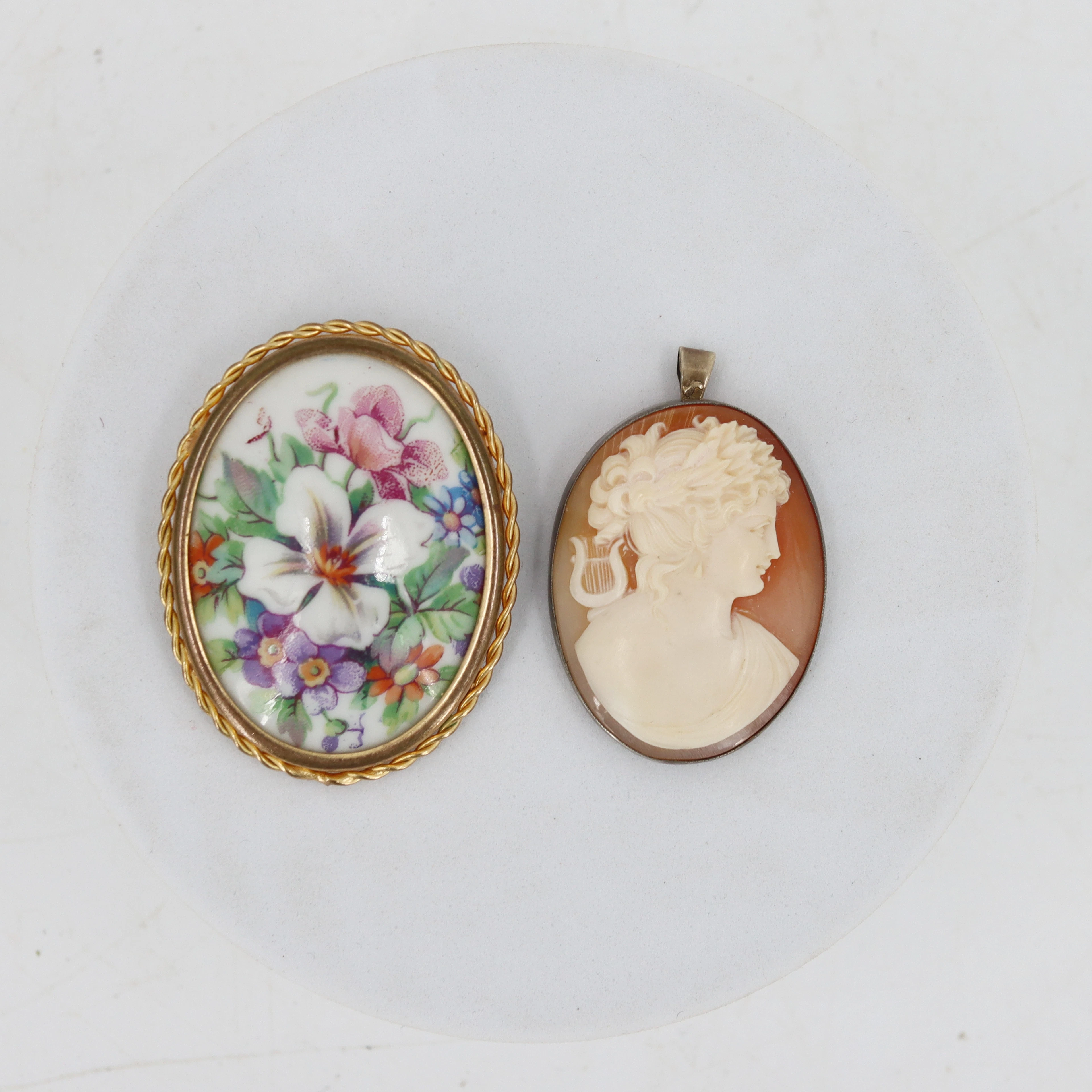 BROSCH och HÄNGE, handmålat blommotiv på porslin, Limoges, Frankrike