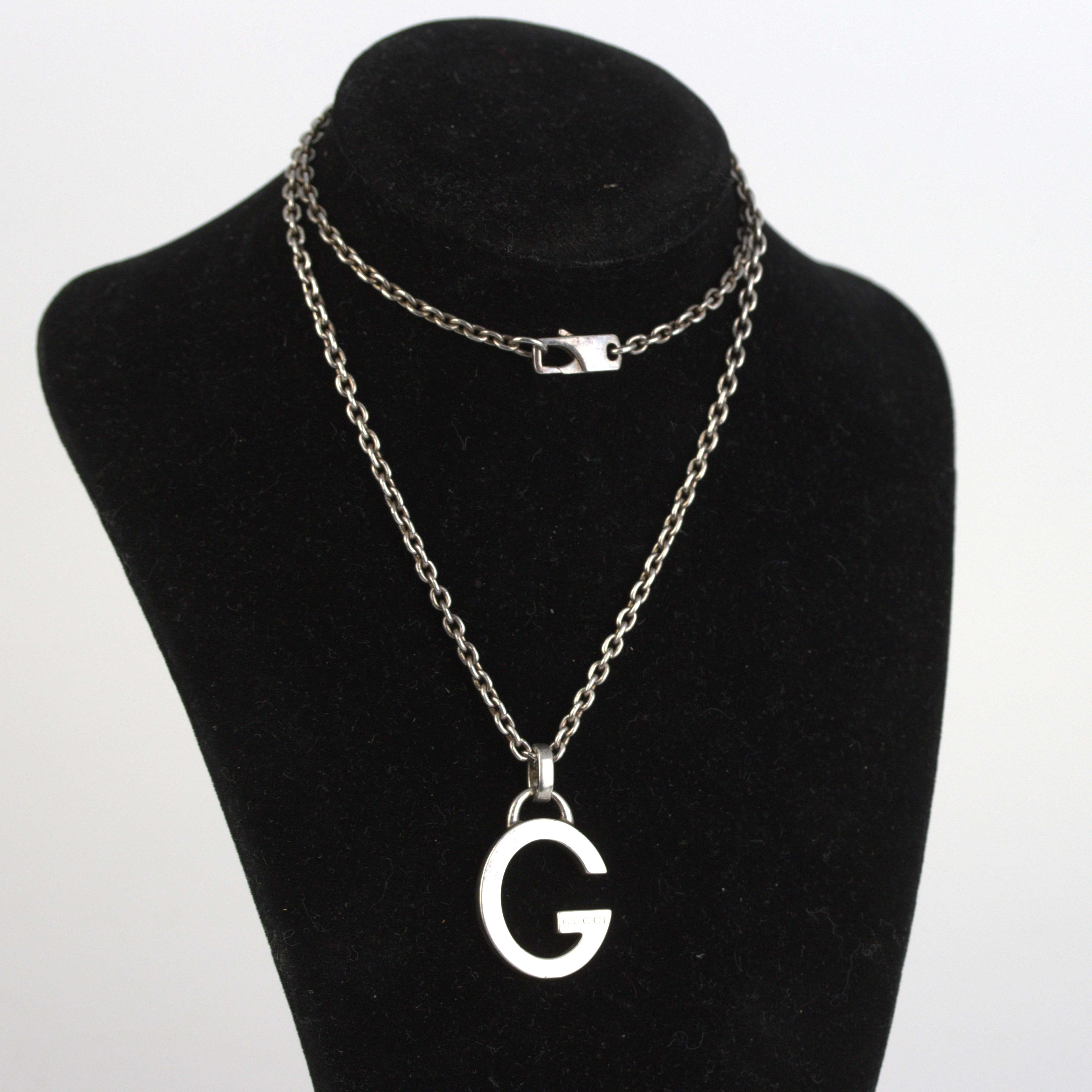 GUCCI. Halsband med monogramhänge G i silver, kedja ostämplad.