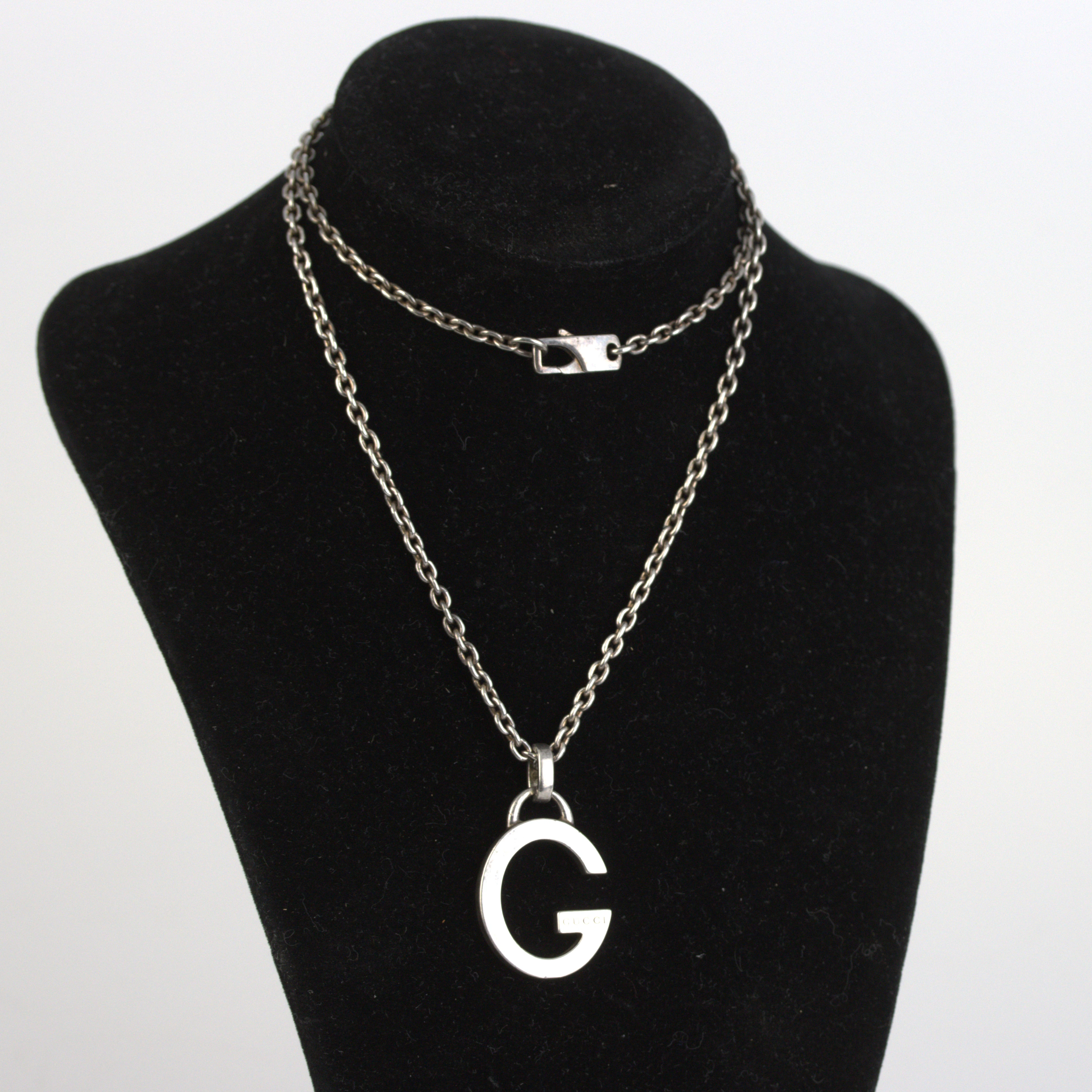 GUCCI. Halsband med monogramhänge G i silver, kedja ostämplad.