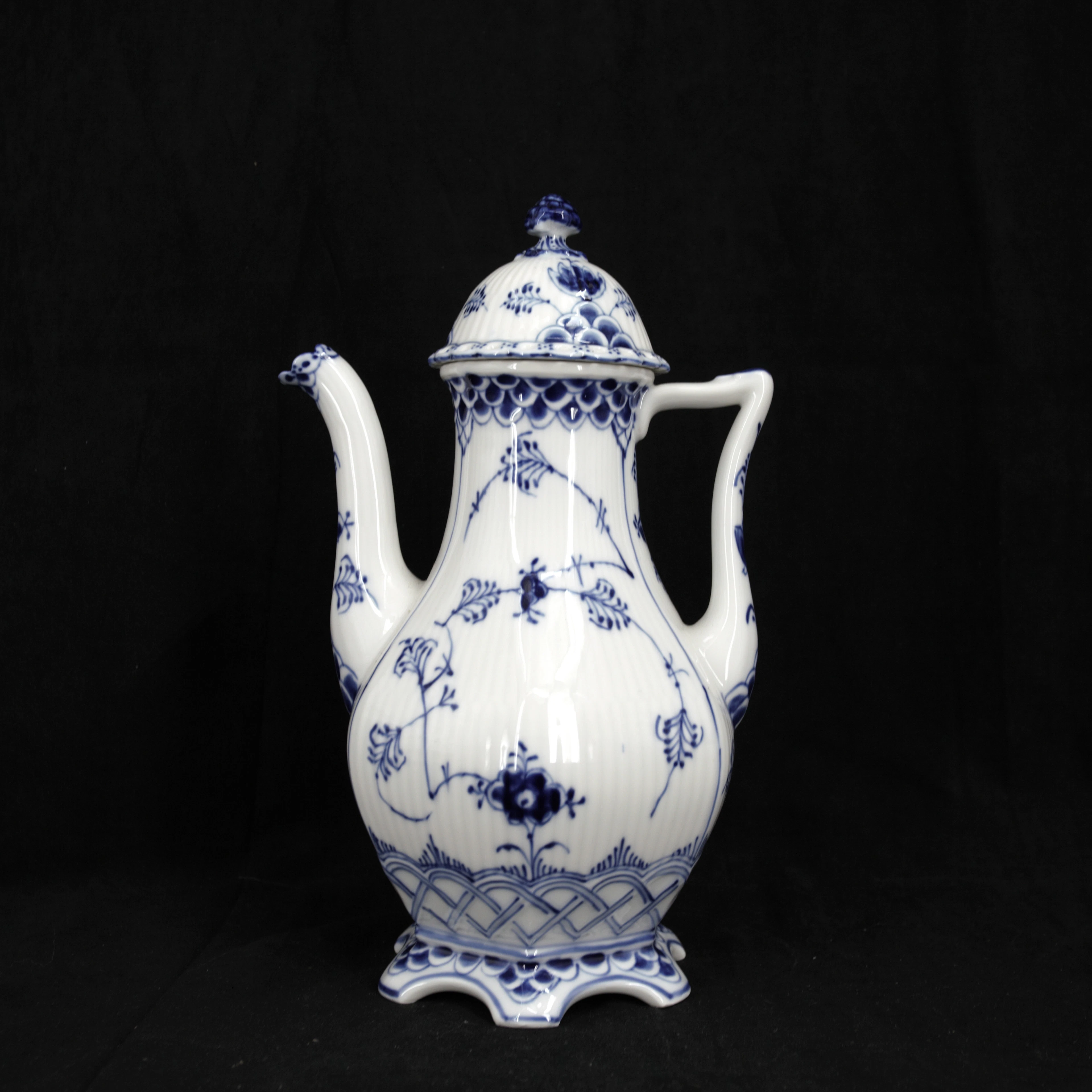 KAFFEKANNA, "Musselmalet", helblond, nr 1202, Royal Copenhagen, Danmark.